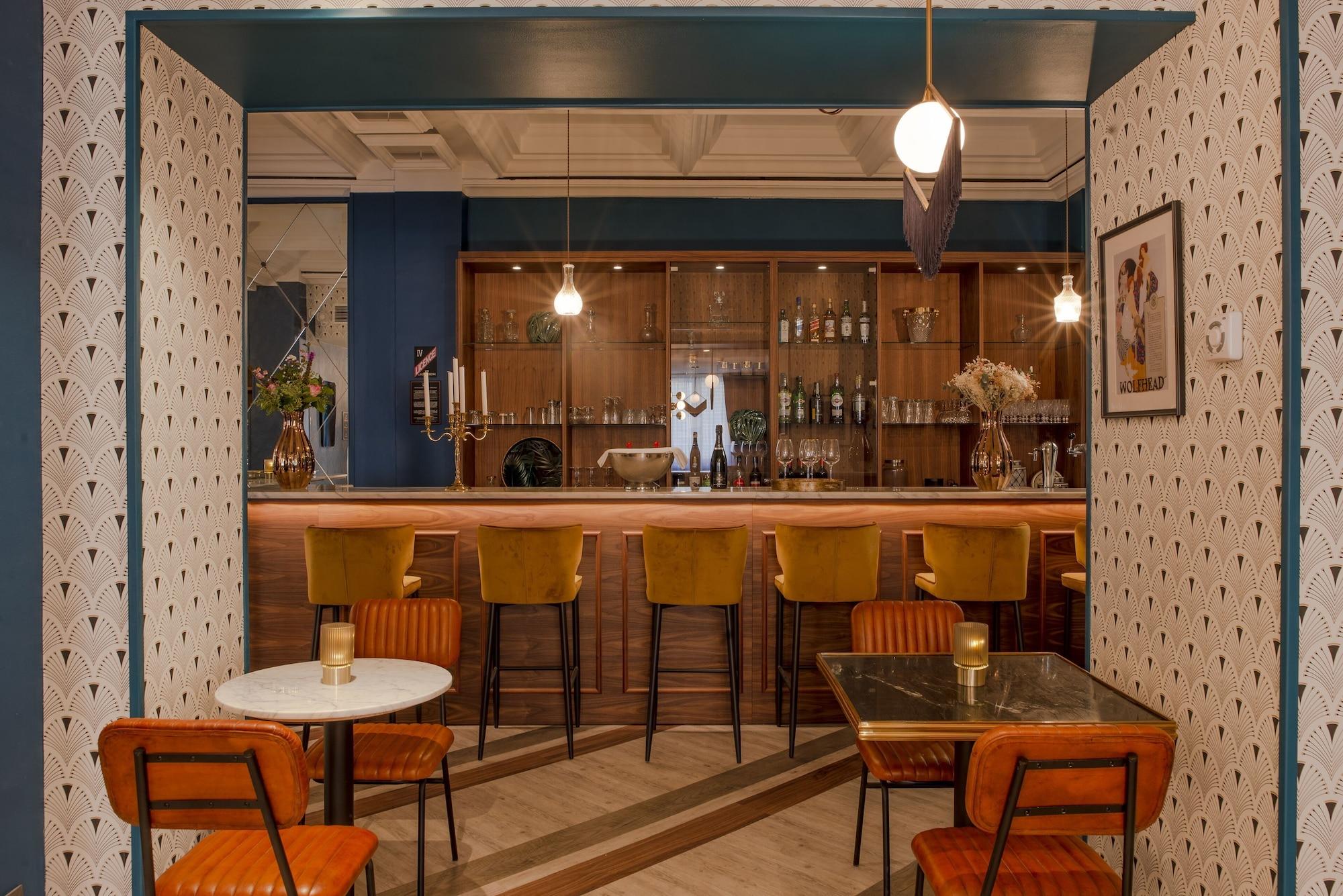 Bar/Salón Work From Here at Bristol Hotel