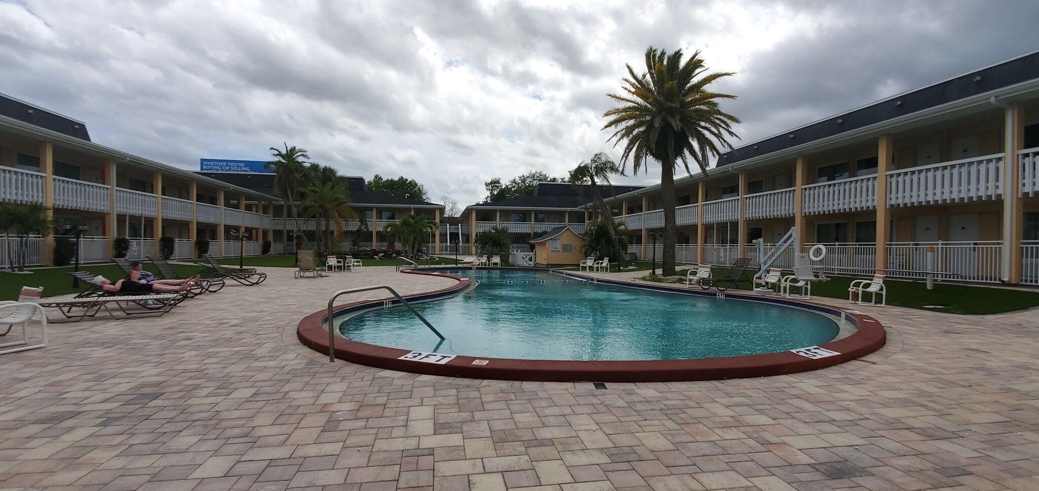 Vista Exterior Rodeway Inn Holiday FL