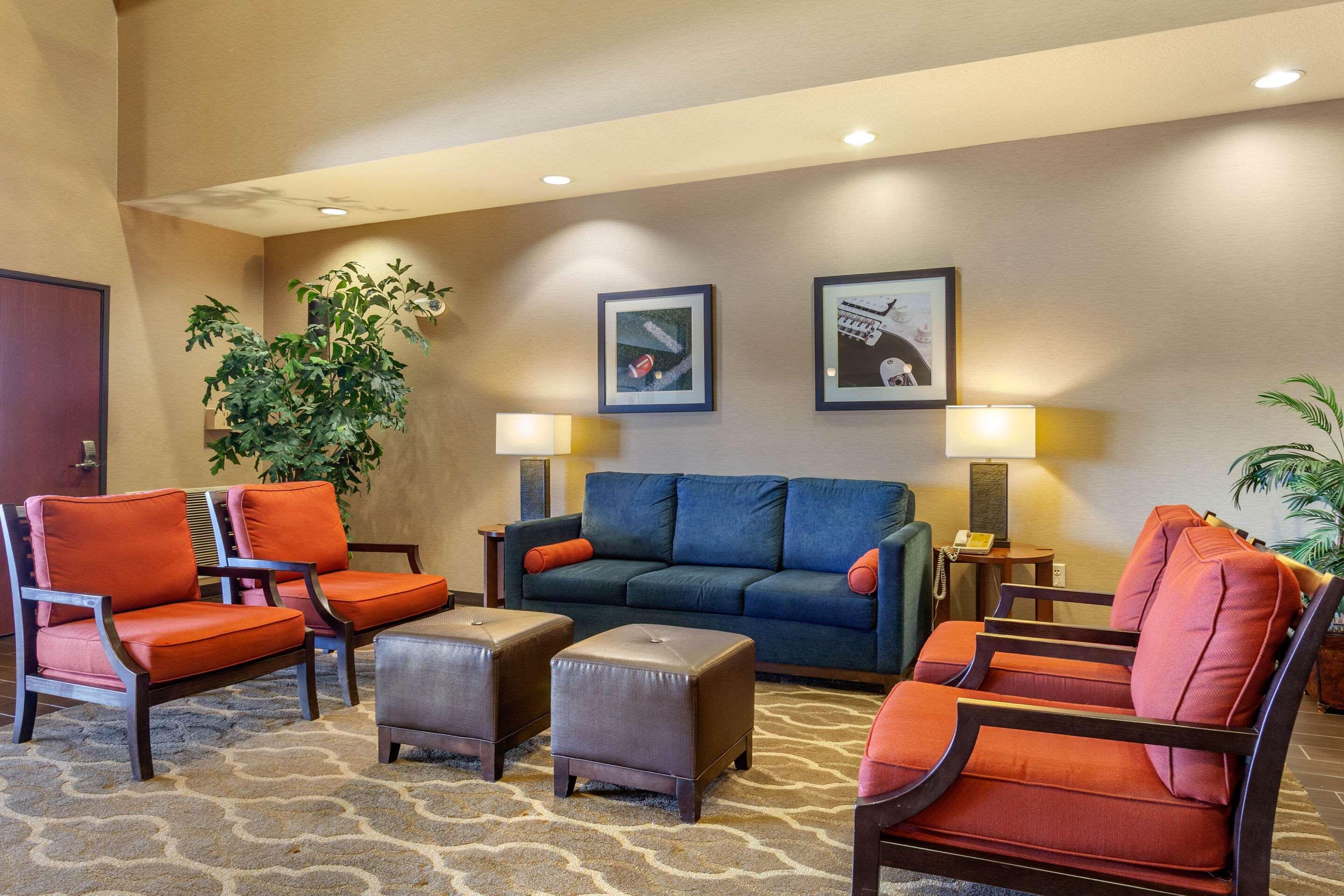 Vista Lobby Comfort Suites Glendale - State Farm Stadium Area