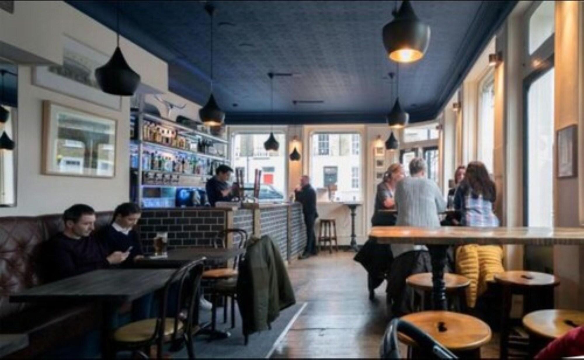 Bar/Salón The Cuckoo N1