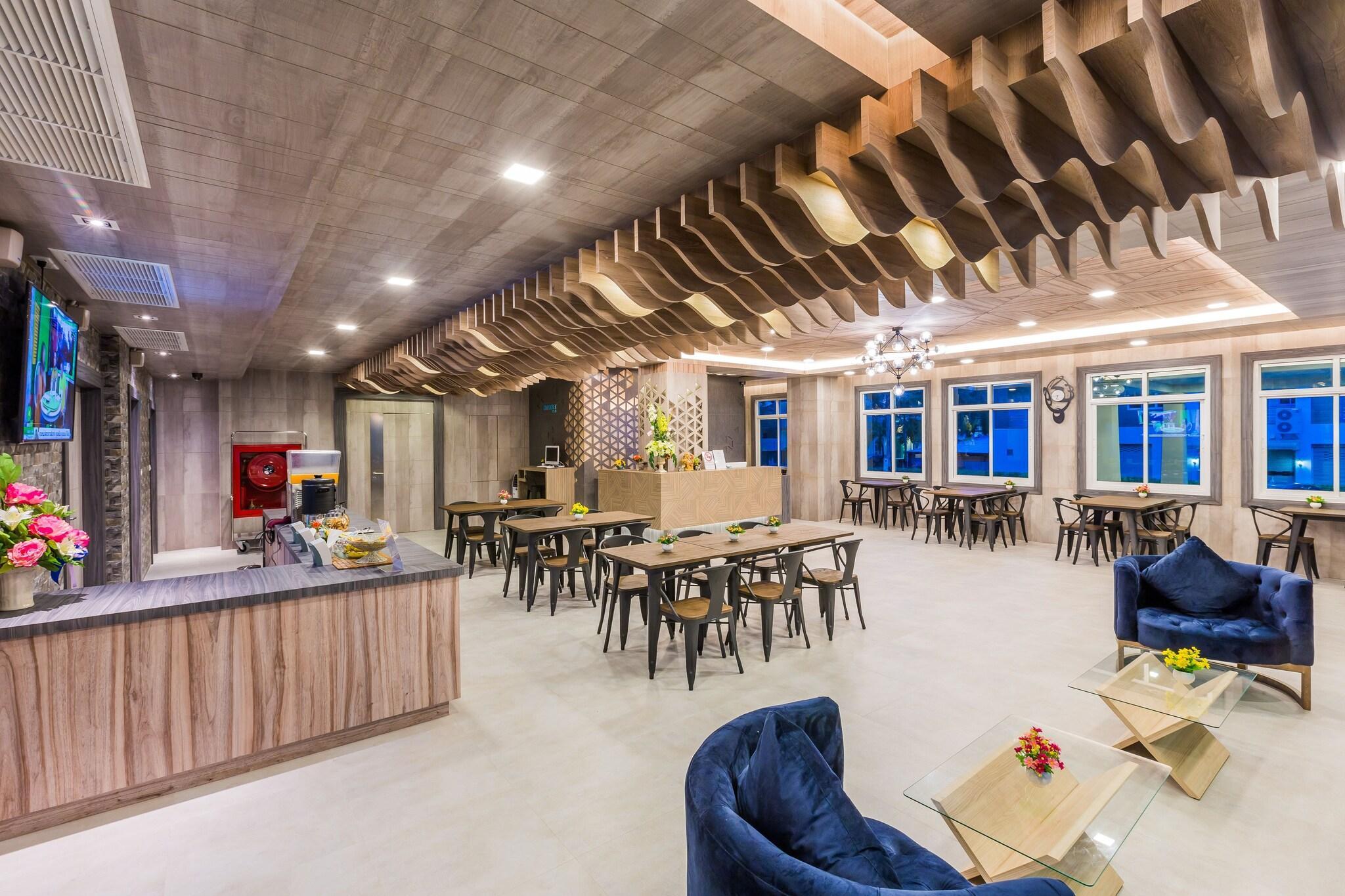 Bar/Salón Evergreen Suite Hotel