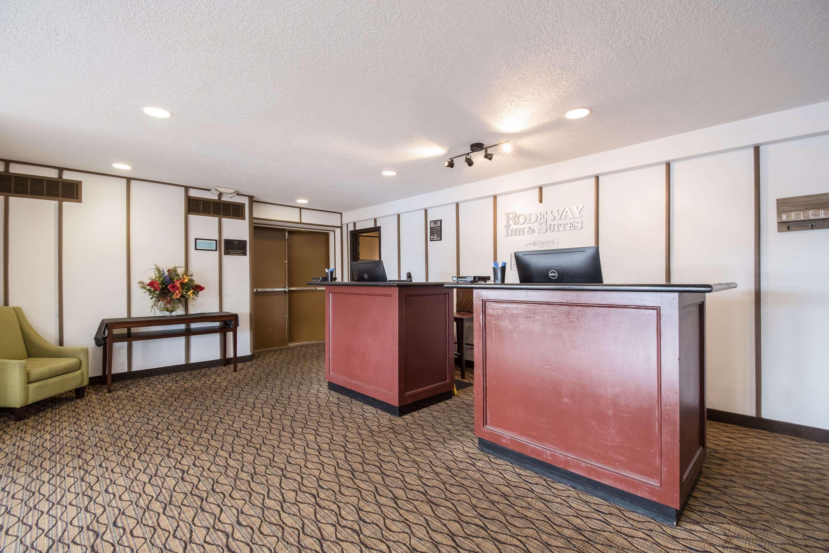 Vista Lobby Rodeway Inn & Suites Portland - Jantzen Beach