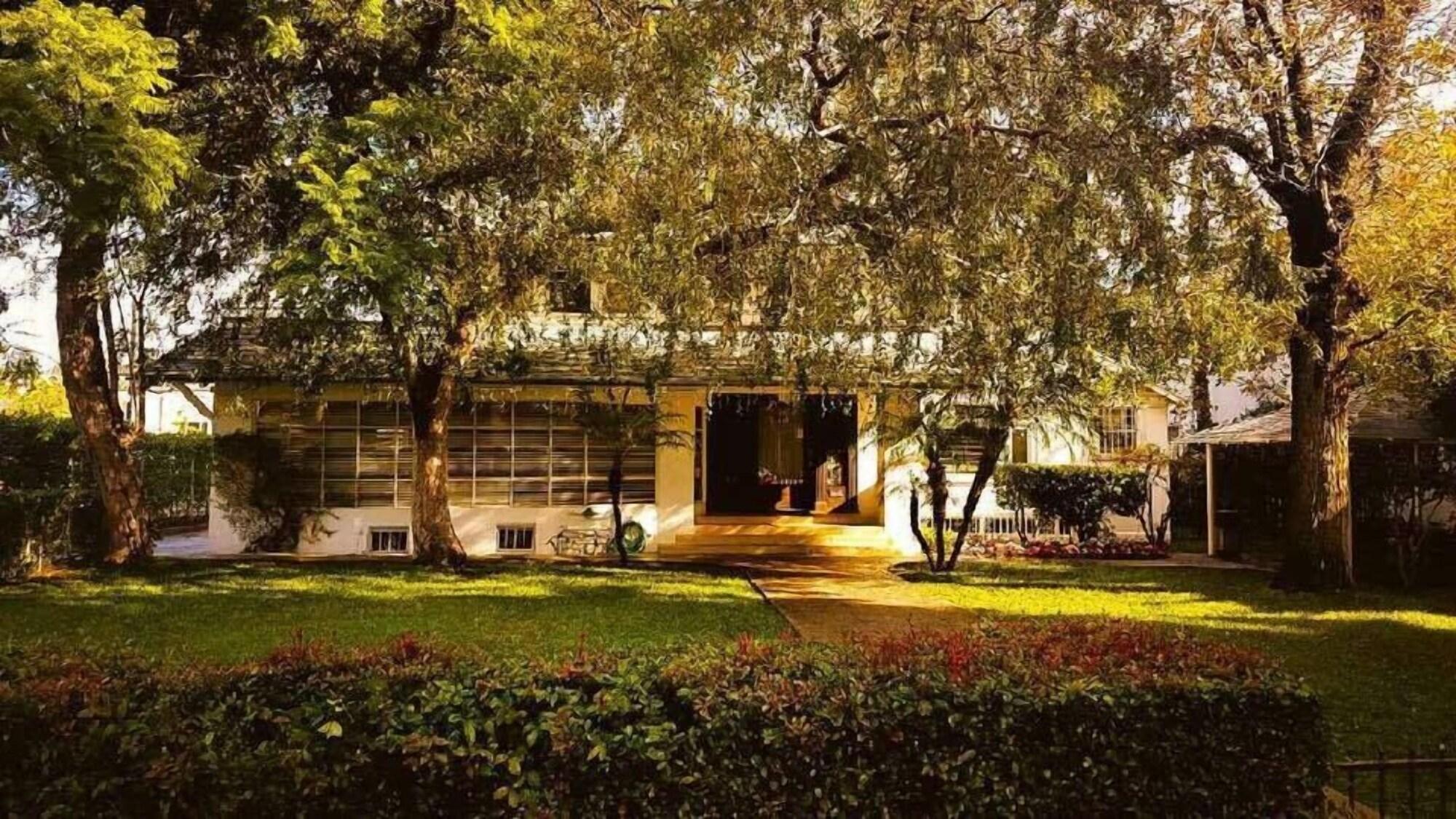 Varios Orange Drive Hostel