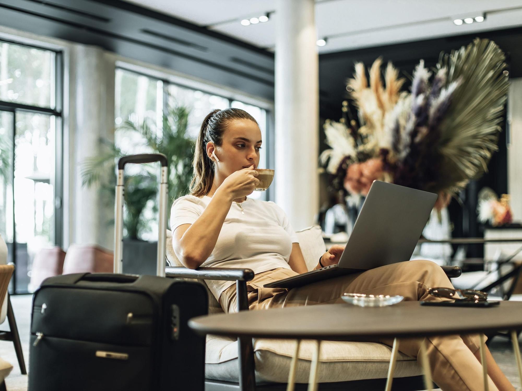 Bar/Salón Mövenpick Hotel Lalez Durres