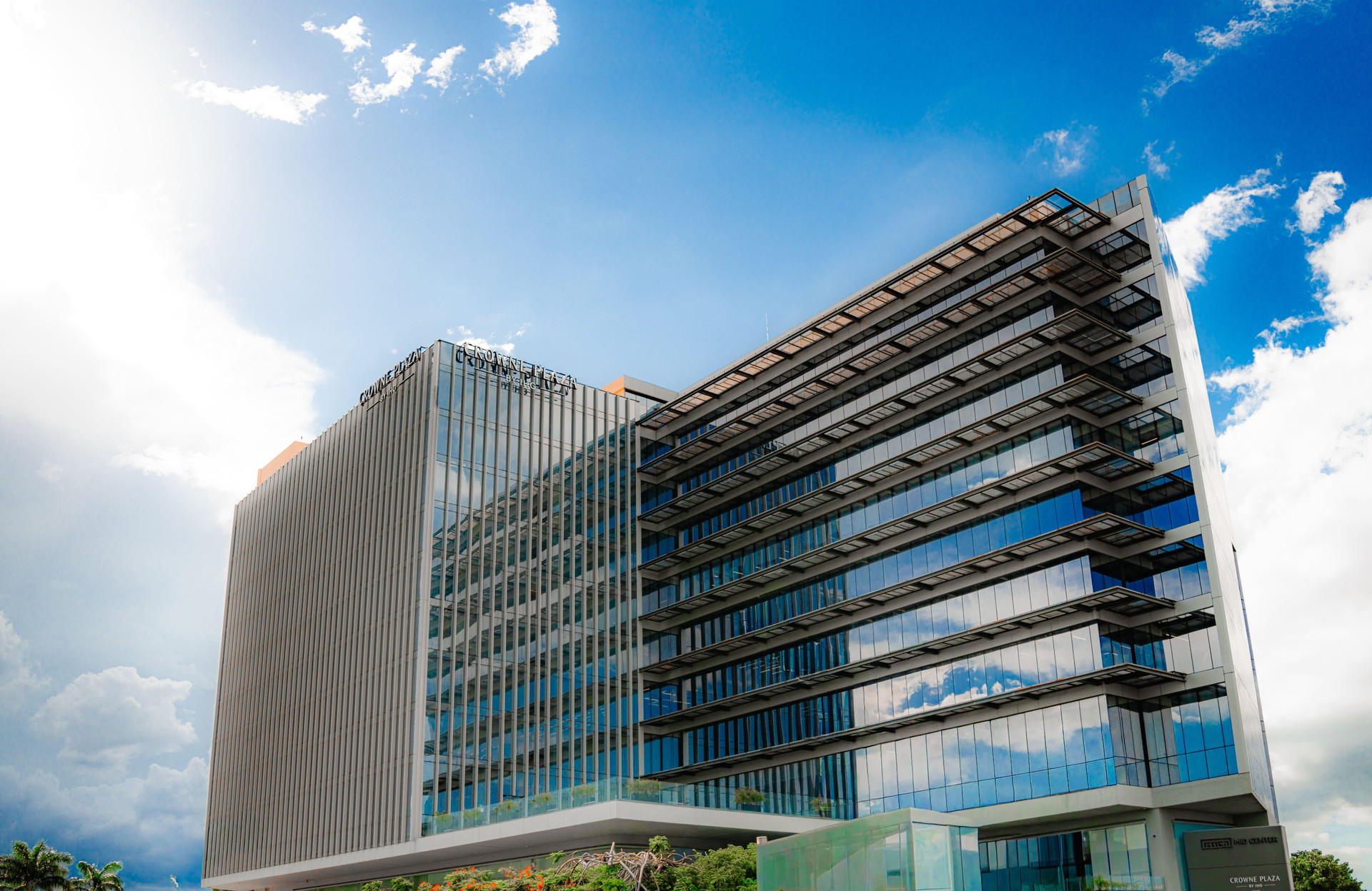 Vista Exterior Crowne Plaza Merida by IHG