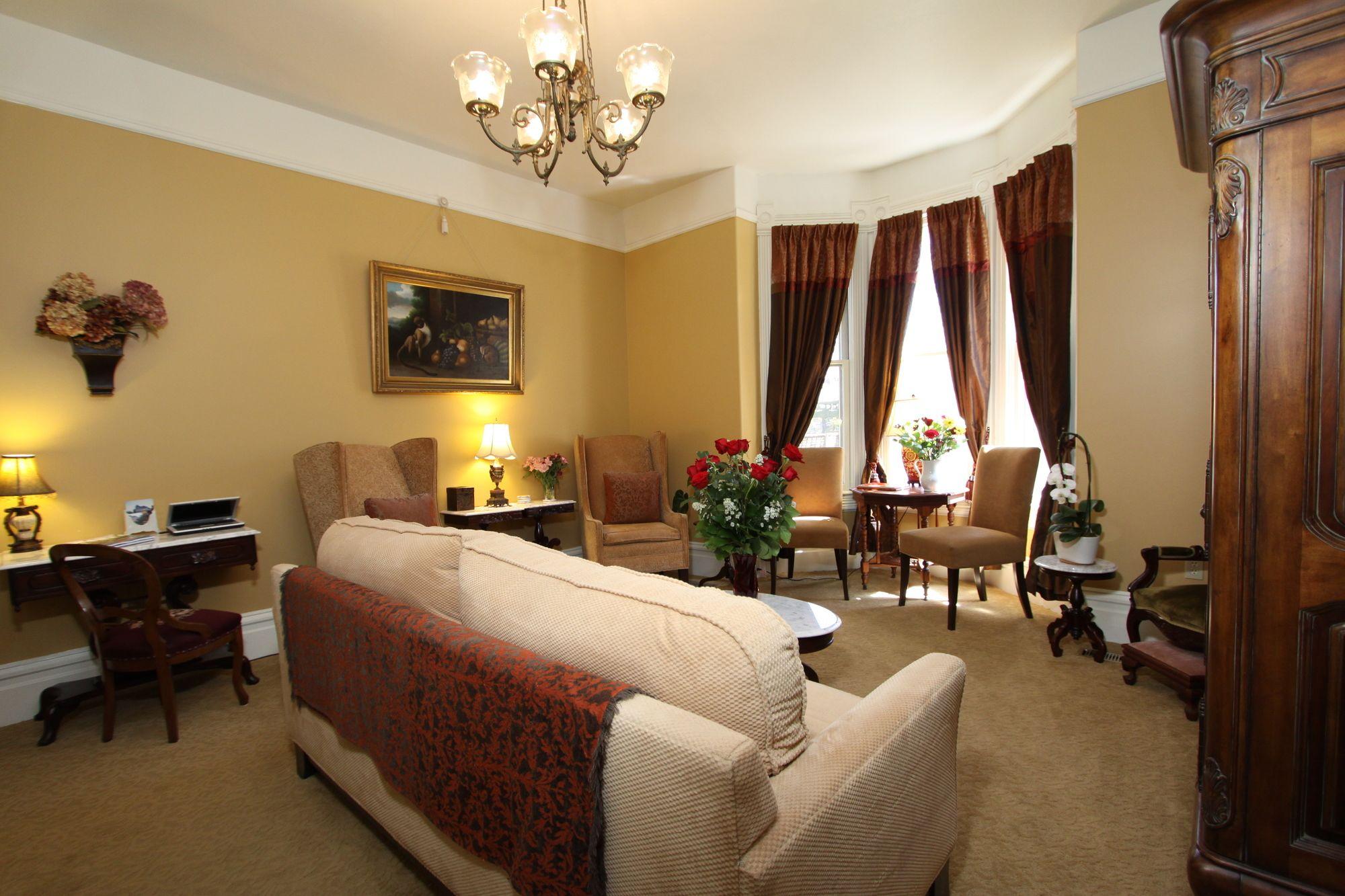 Vista Lobby Hennessey House