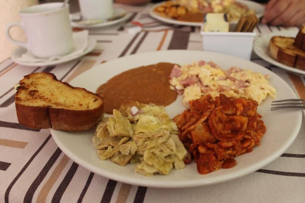 Restaurant El Camino Hotel & Suites