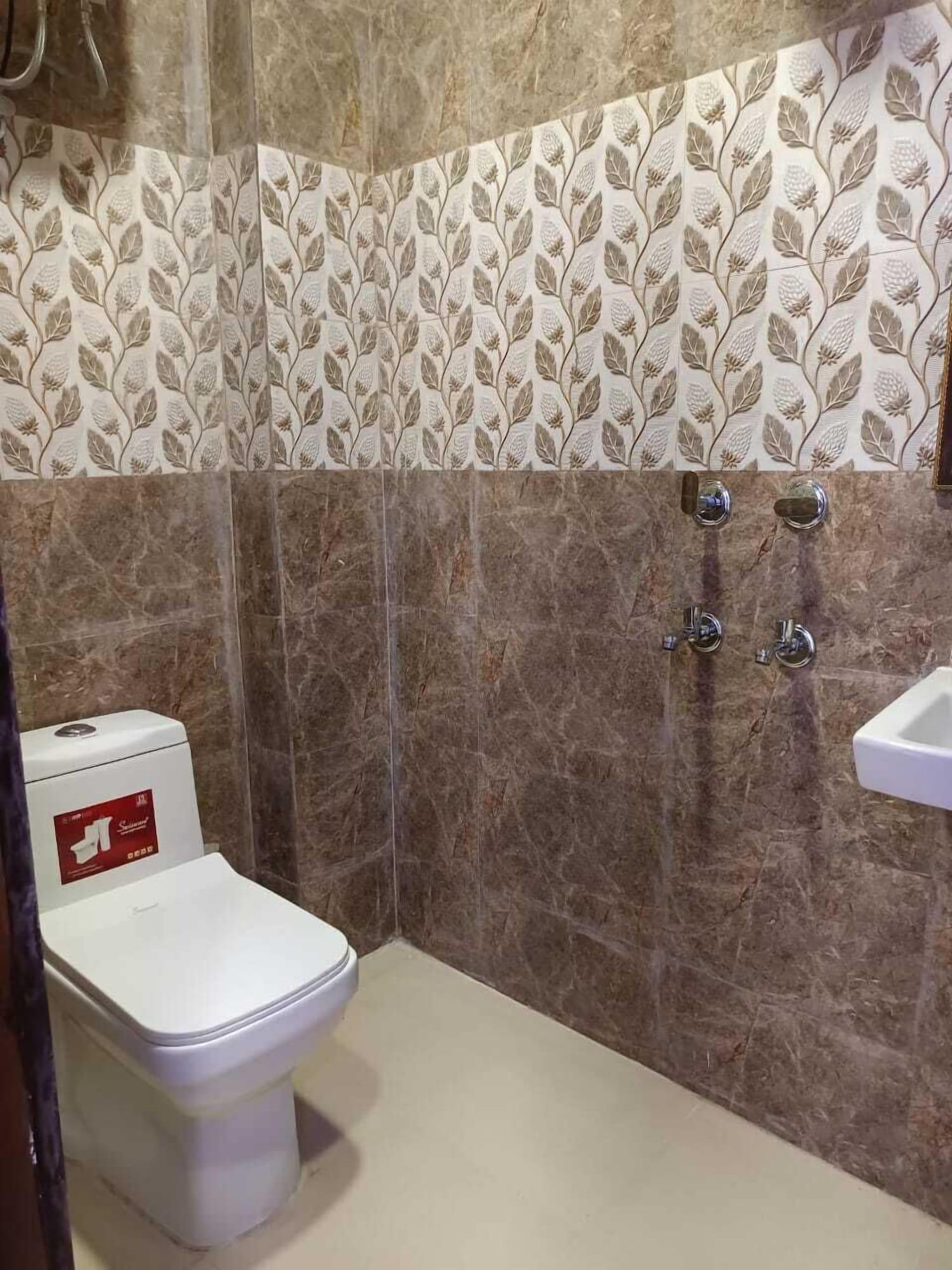 Equipamiento de Habitación Roomshala 061 NK Residency