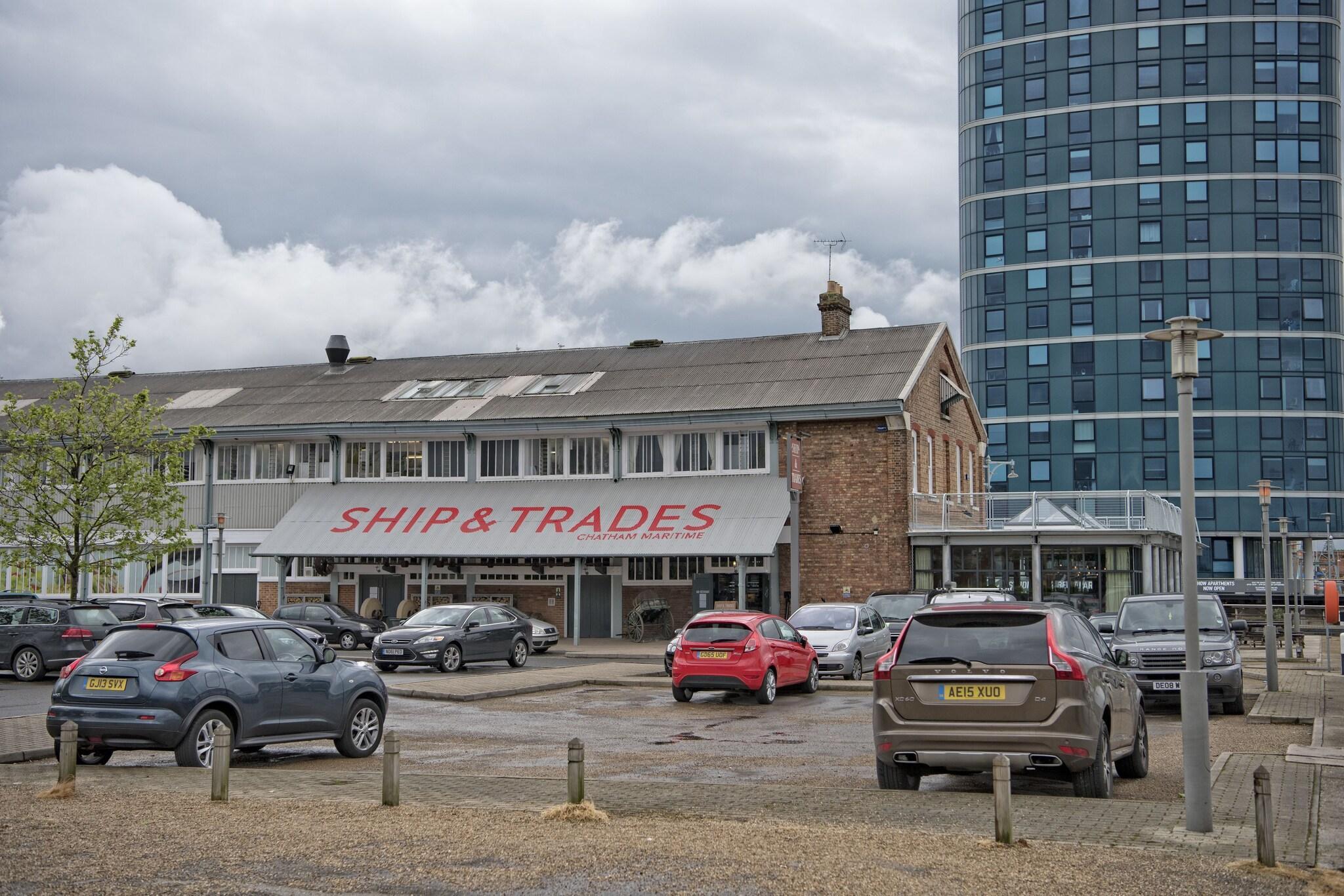 Vista Exterior Ship and Trades