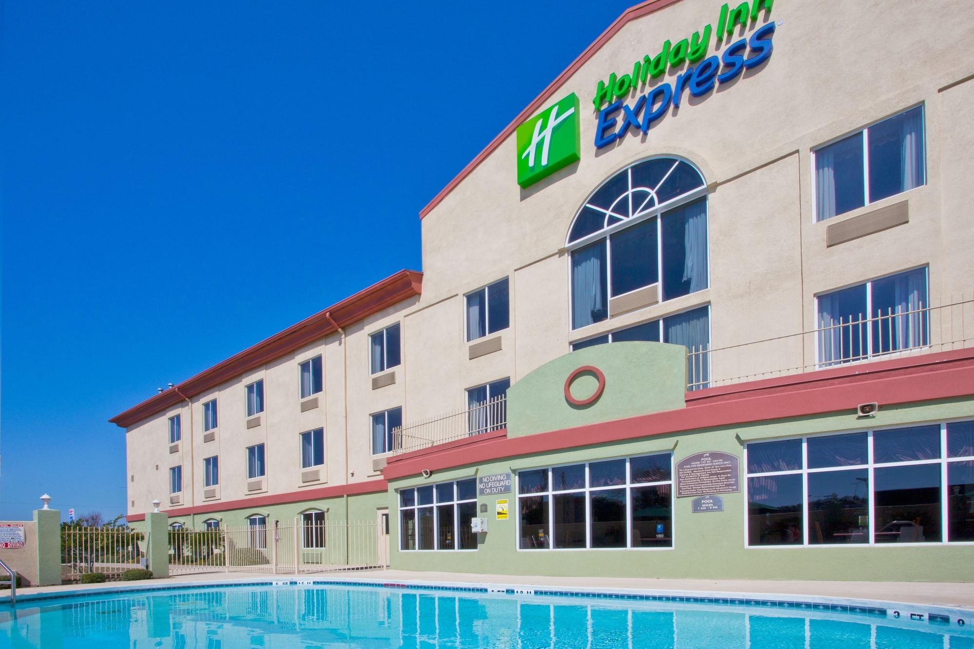 Vista Piscina Holiday Inn Express Hotel & Suites LIVE OAK by IHG