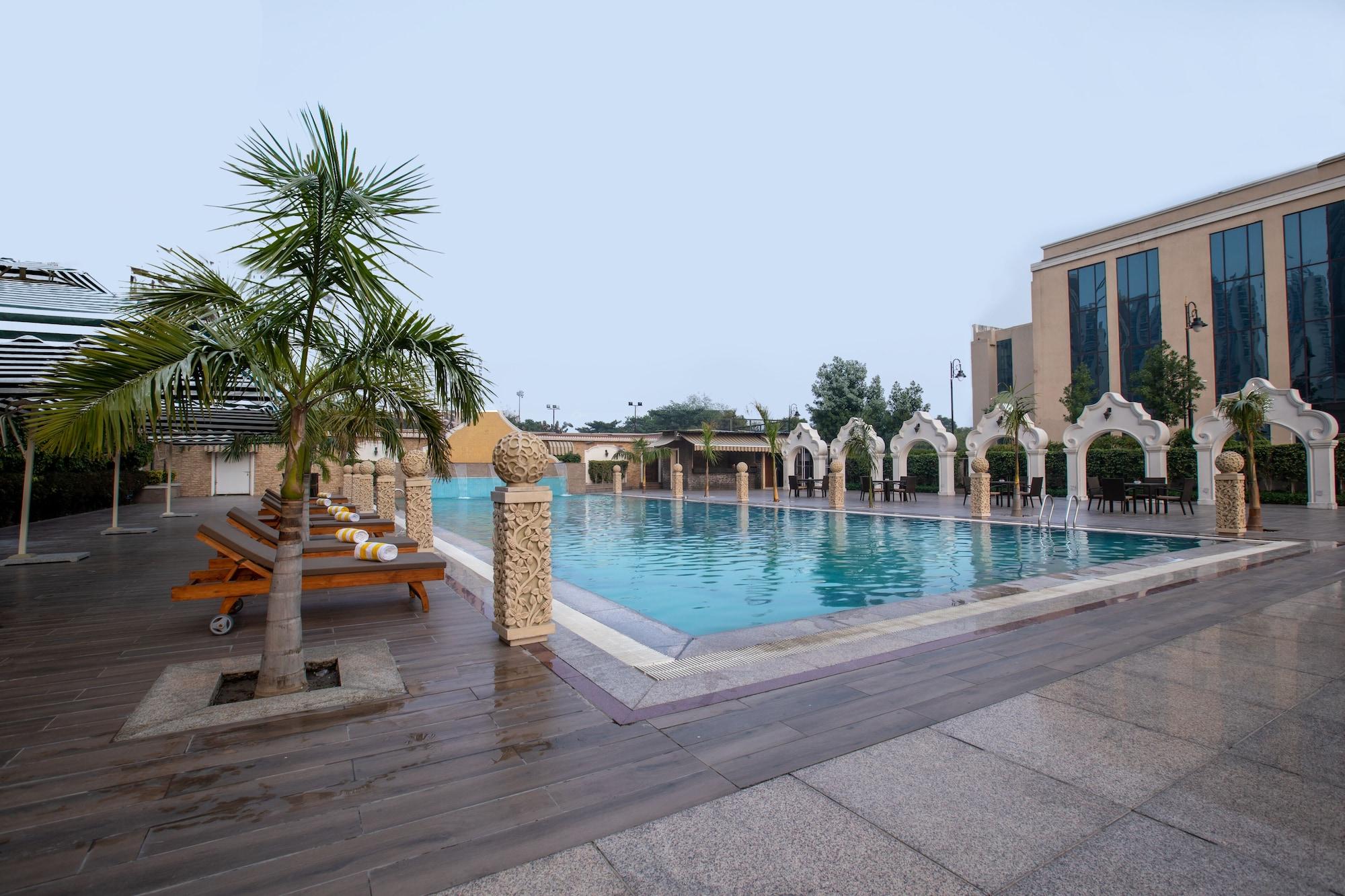 Vista Piscina THE GAURS SAROVAR PREMIERE
