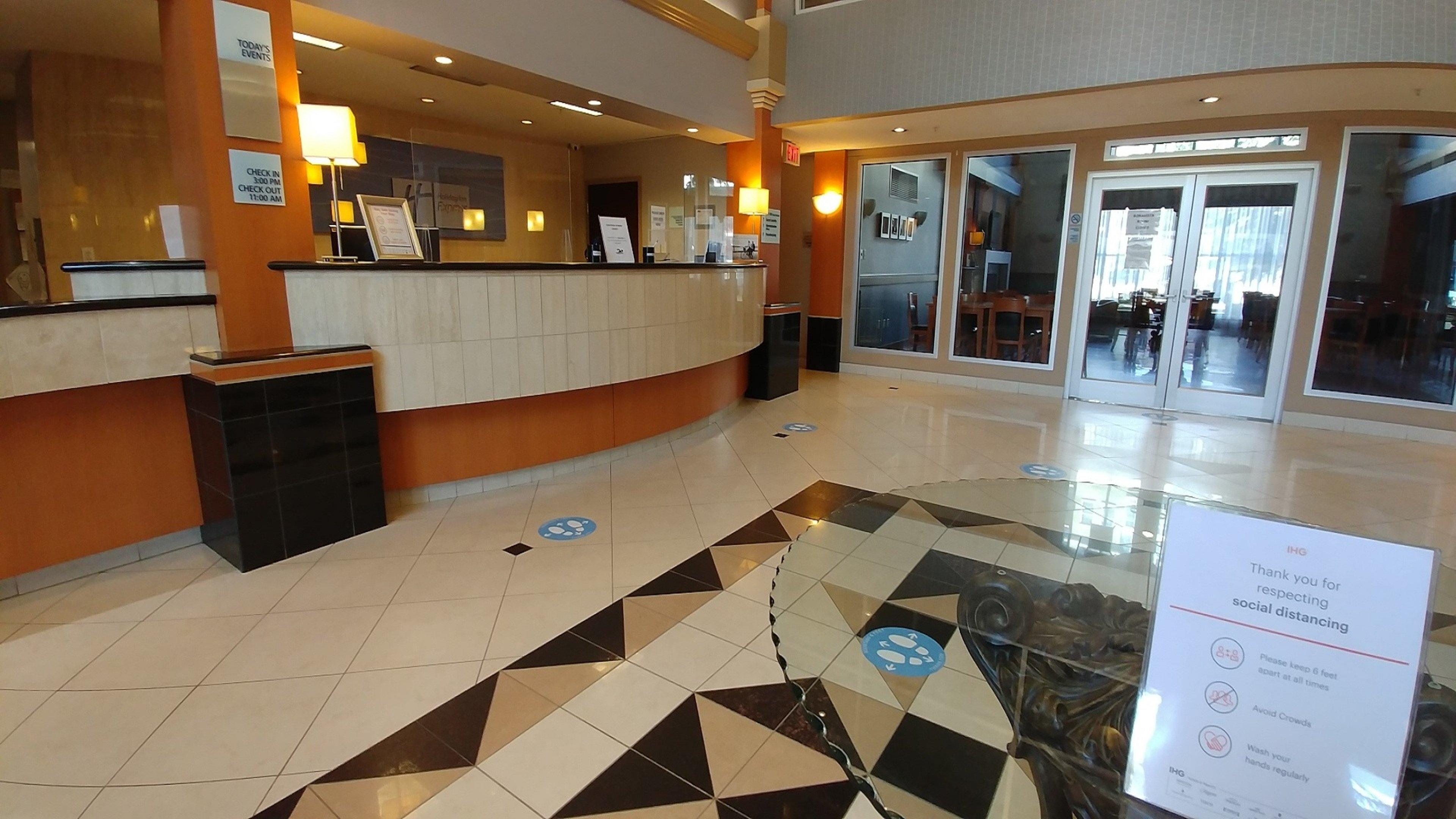 Vista Lobby Holiday Inn Express Hotel & Suites Calgary S-Macleod Trail S by IHG
