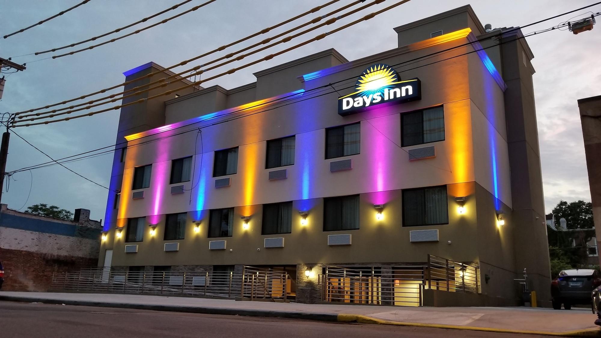 Vista Exterior Days Inn by Wyndham Brooklyn Marine Park