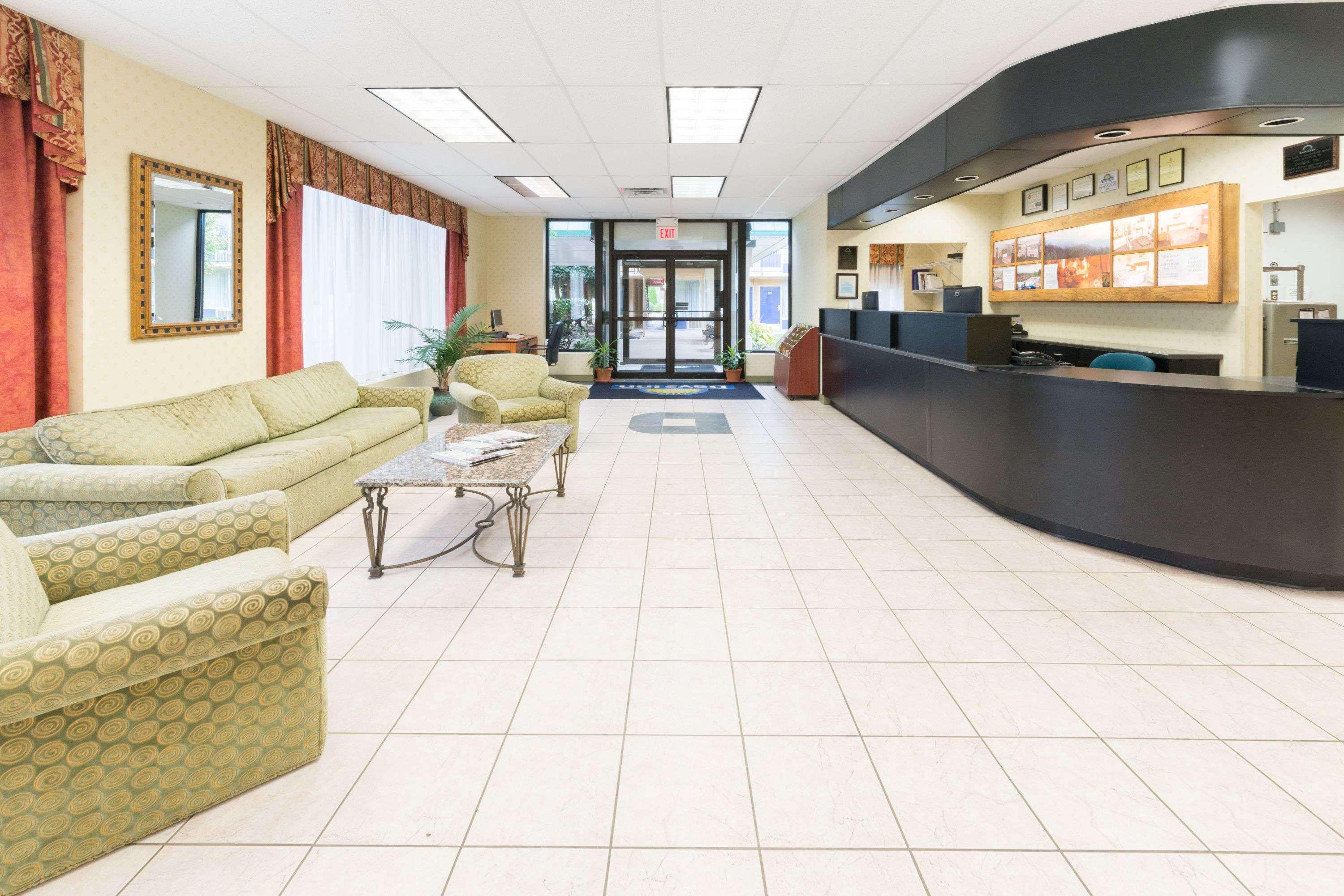 Vista Lobby Days Inn by Wyndham Luray Shenandoah