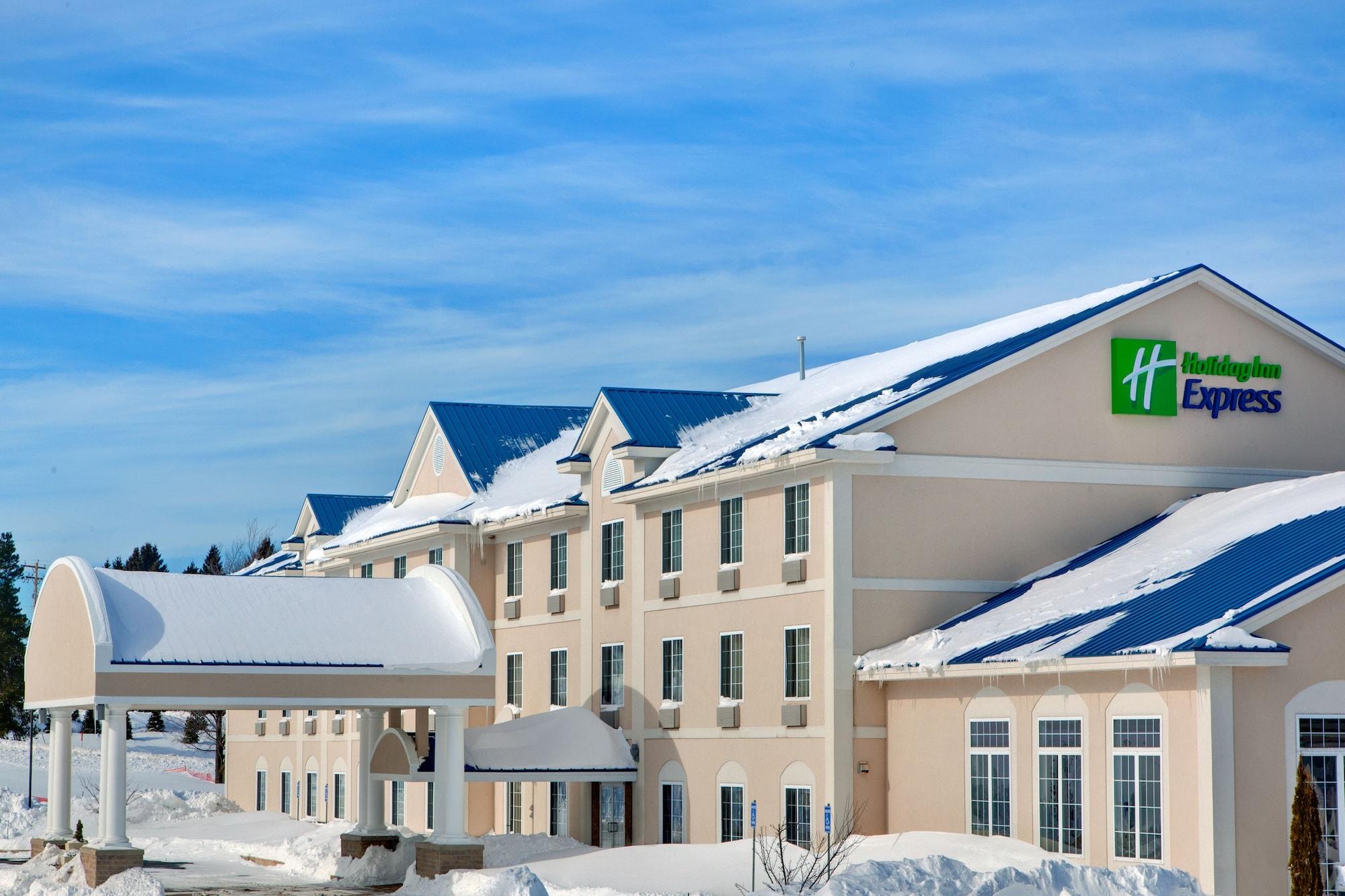 Vista Exterior Holiday Inn Express Hotel & Suites Cadillac by IHG