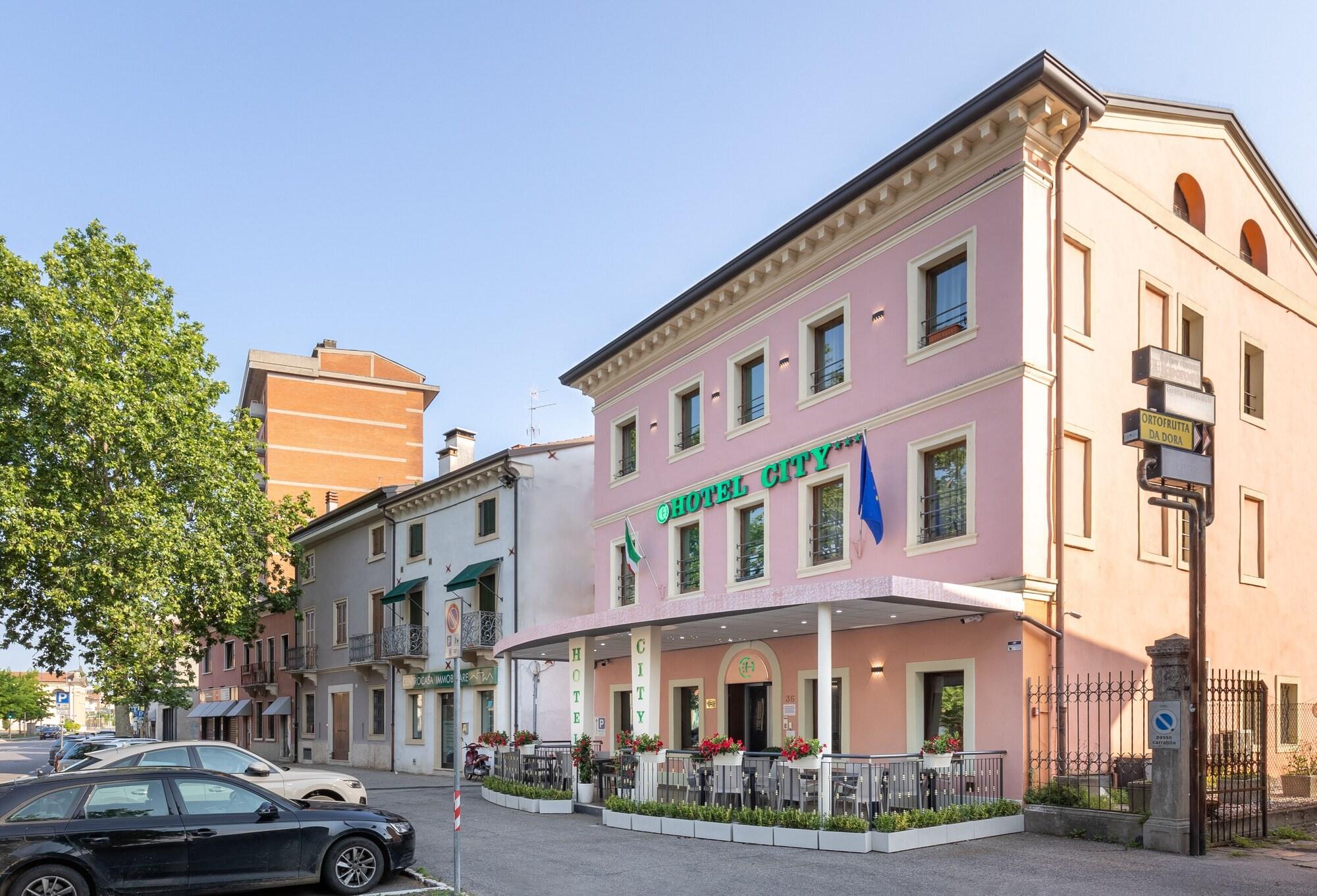 Vista Exterior Hotel City Verona