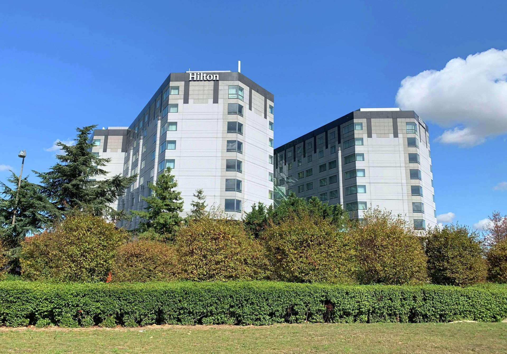 Vista Exterior Hilton Paris Charles de Gaulle Airport