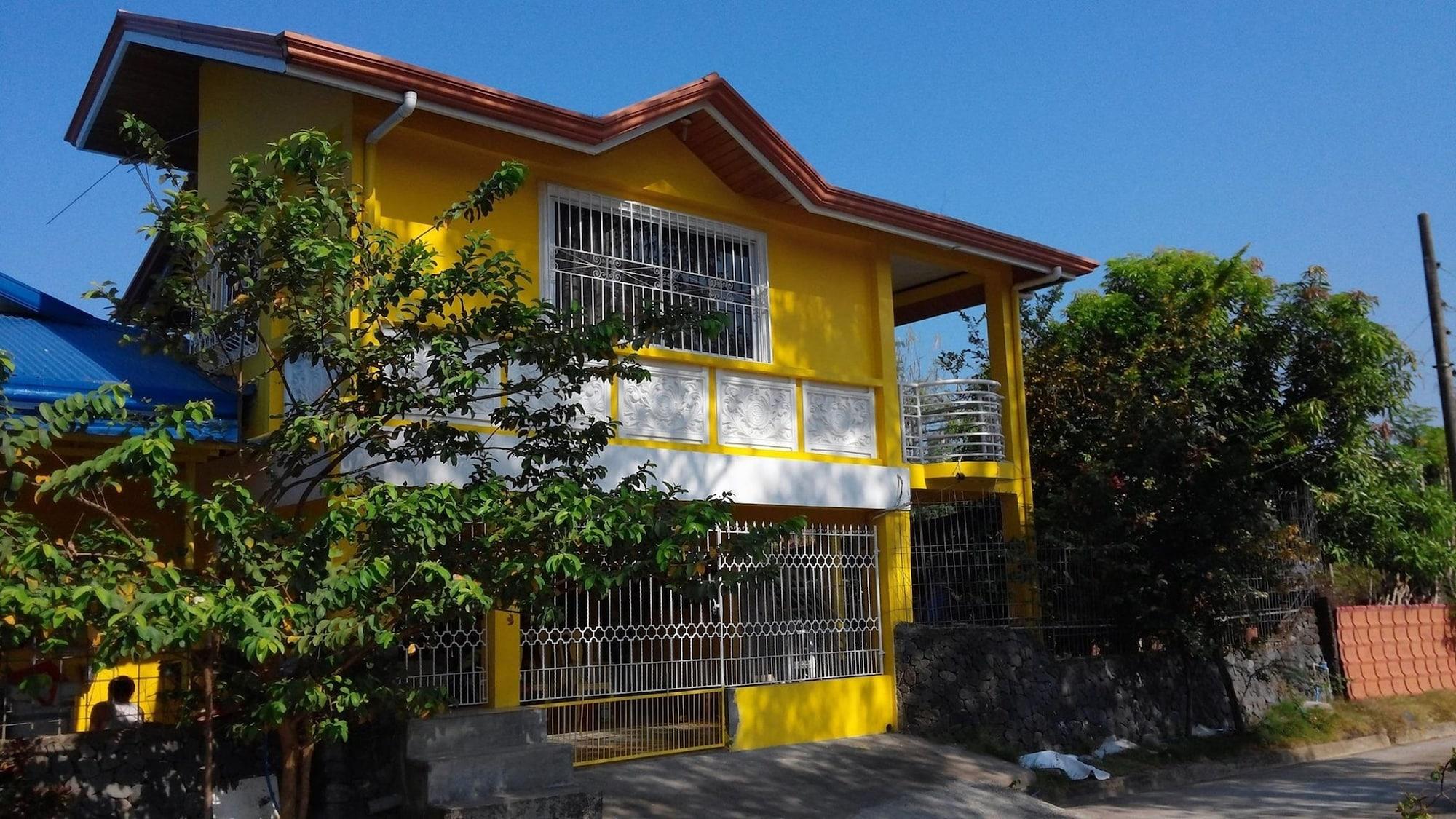 Varios Yellow HOUSE Vacation Rental