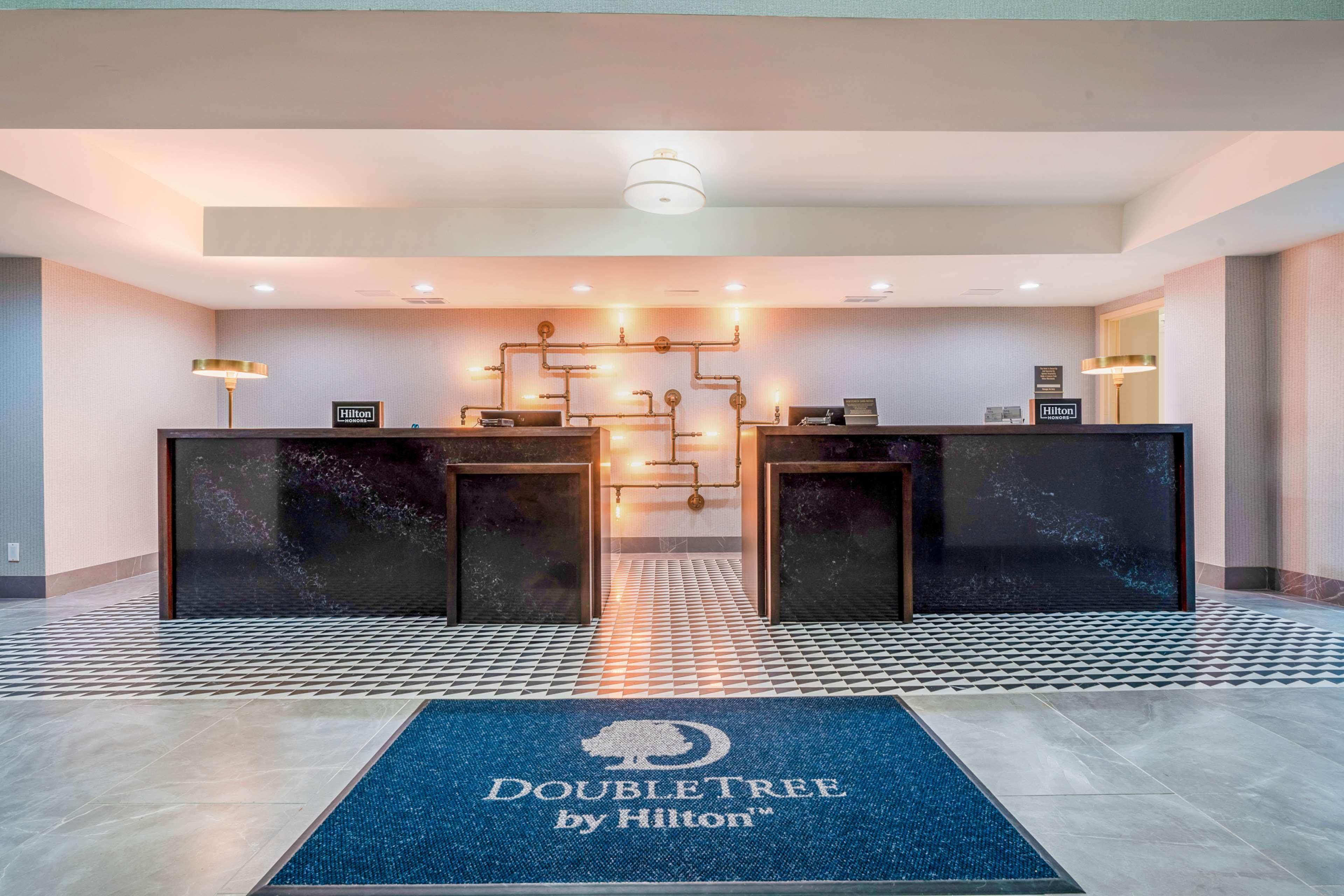 Vista Lobby DoubleTree by Hilton South Charlotte Tyvola