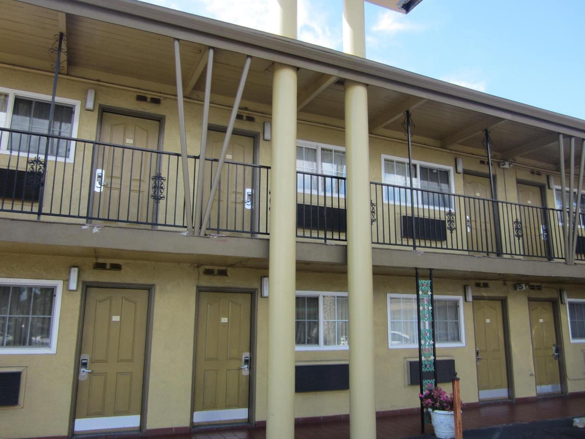 Vista Exterior Civic Center Lodge