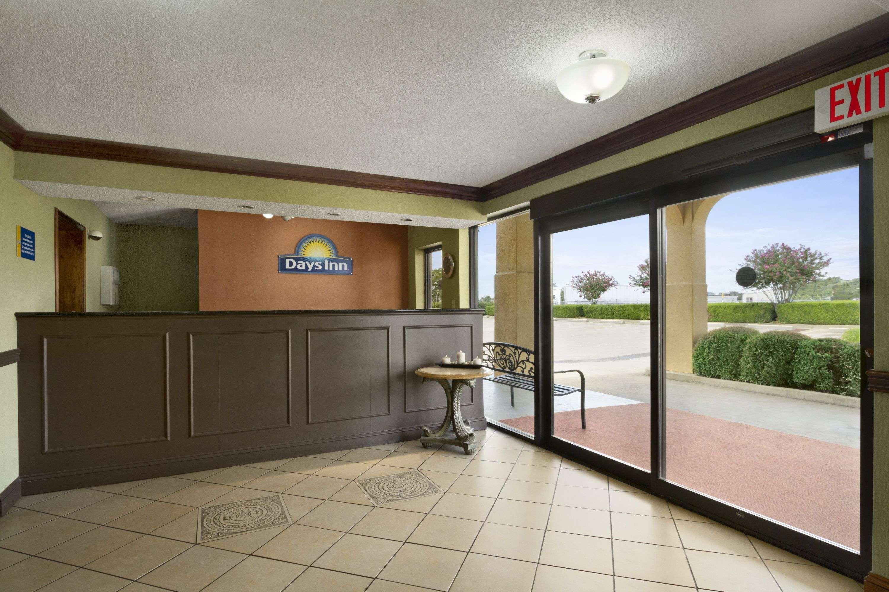 Vista Lobby Days Inn by Wyndham Southaven MS
