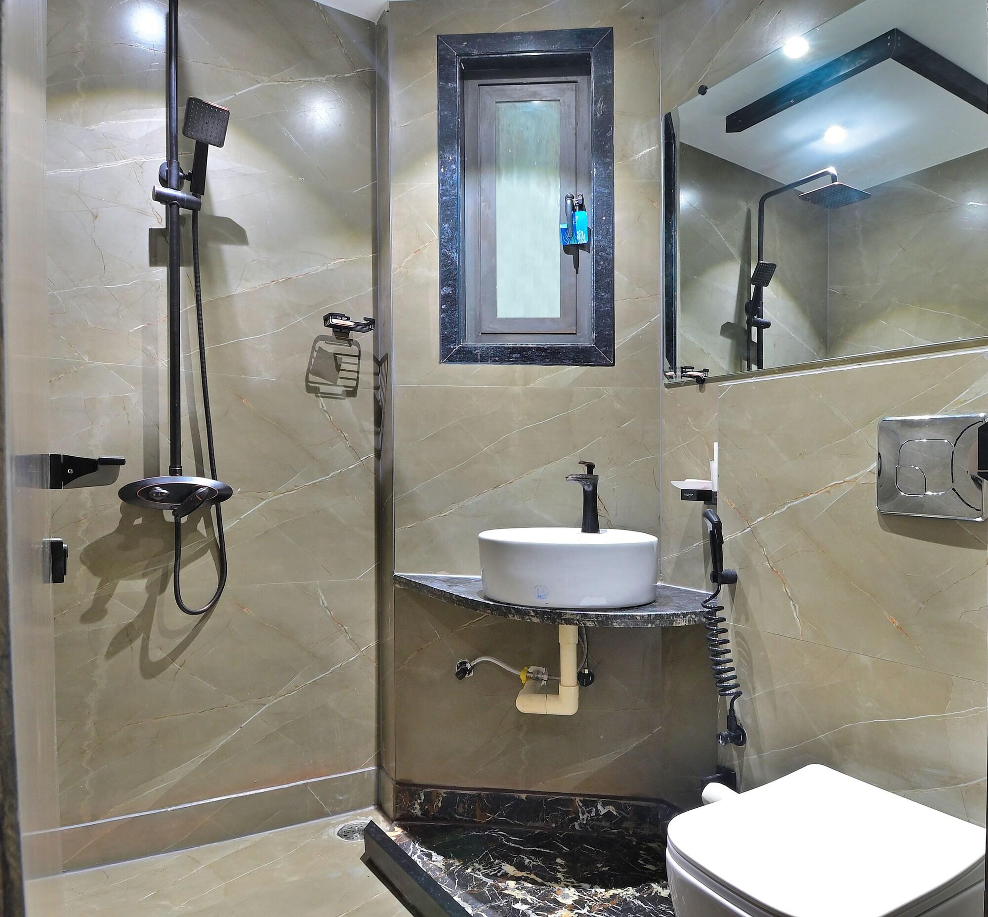 Equipamiento de Habitación HOTEL UPTOWN - Luxury Restaurant & Rooftop Near Connaught Place