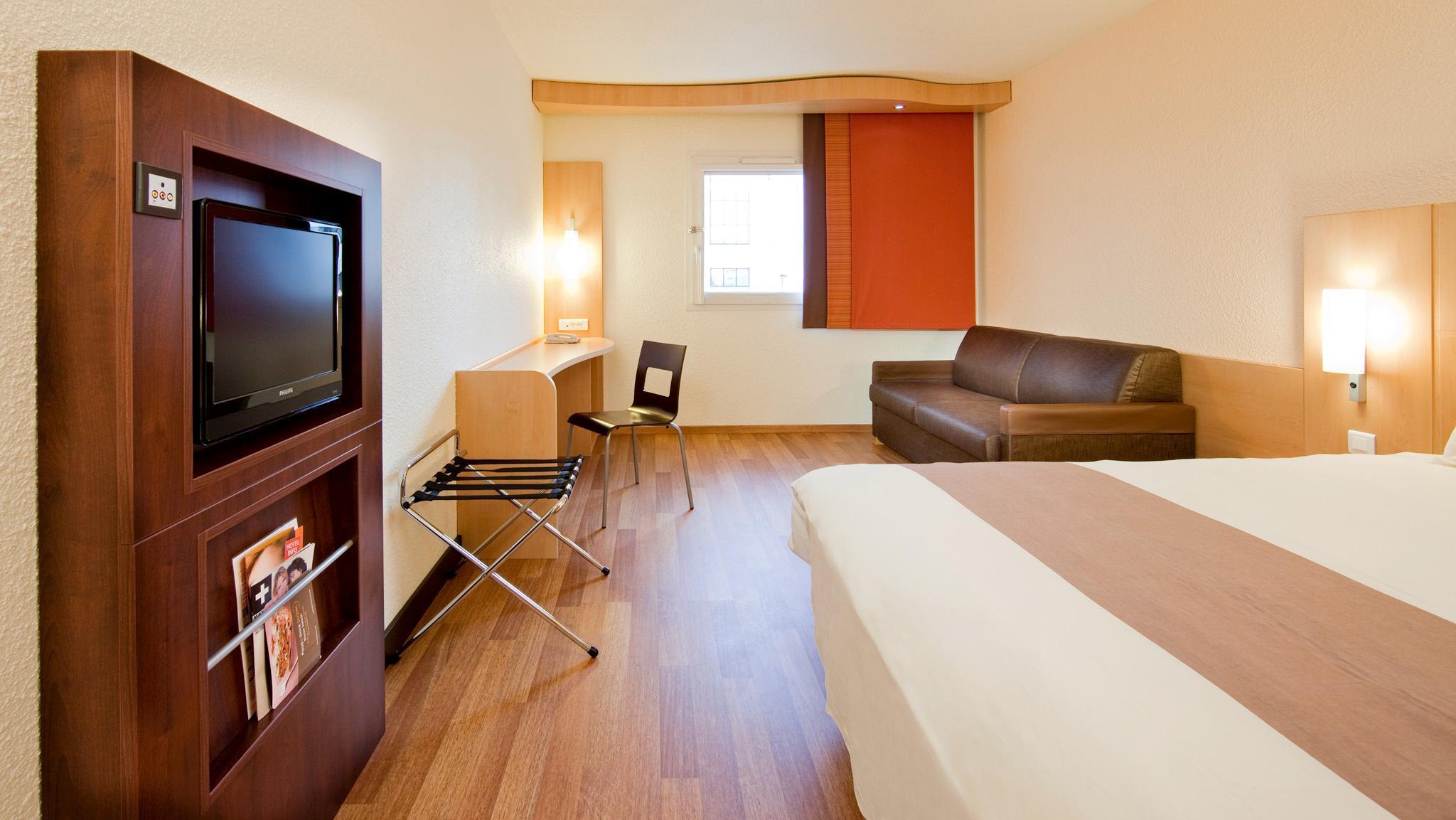 Vista Exterior ibis Paris Pantin Eglise