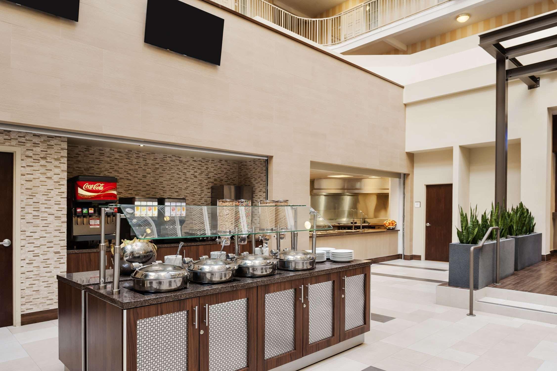 Restaurant Embassy Suites by Hilton Dallas Market Center