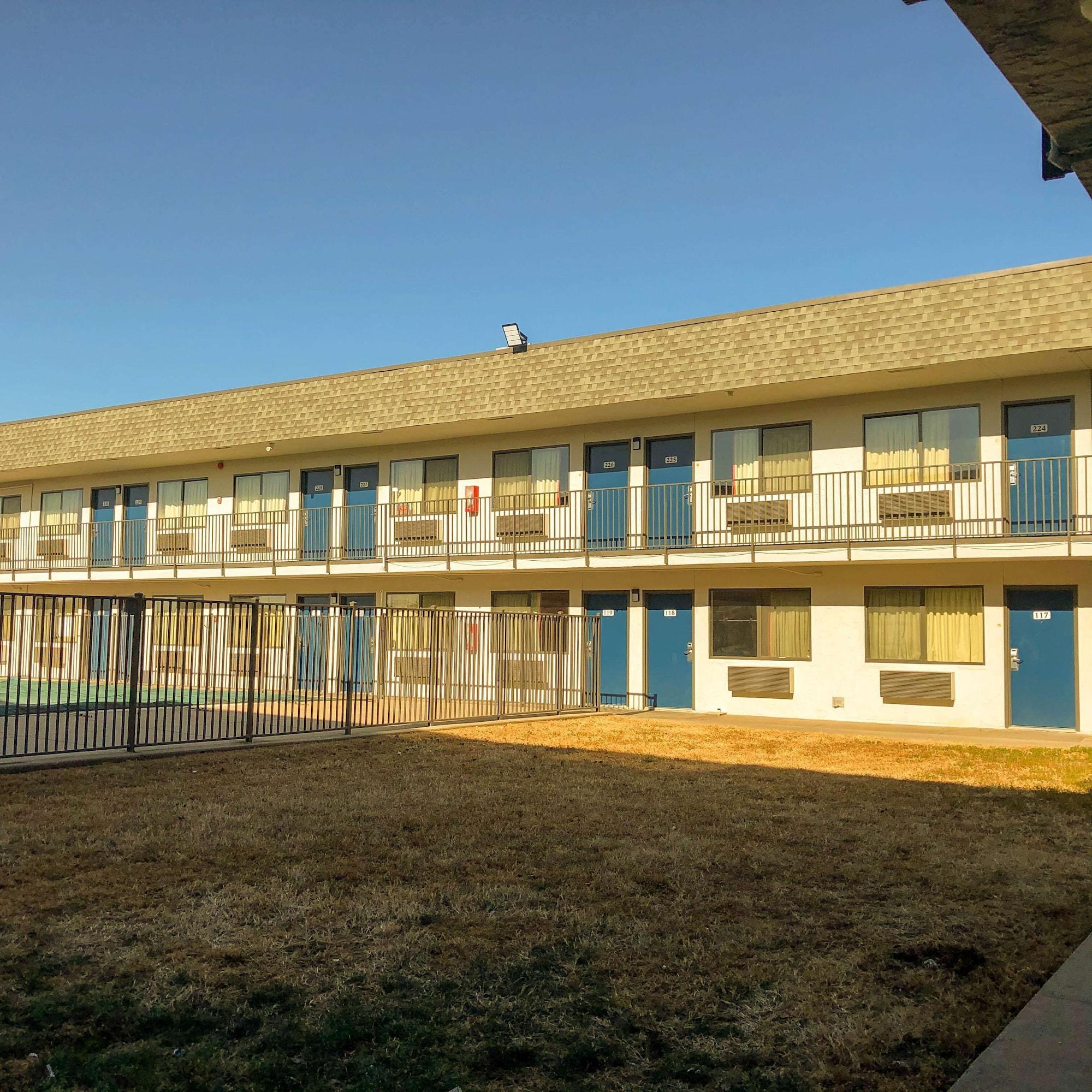 Vista Exterior Studio 6 Wichita, KS - Airport