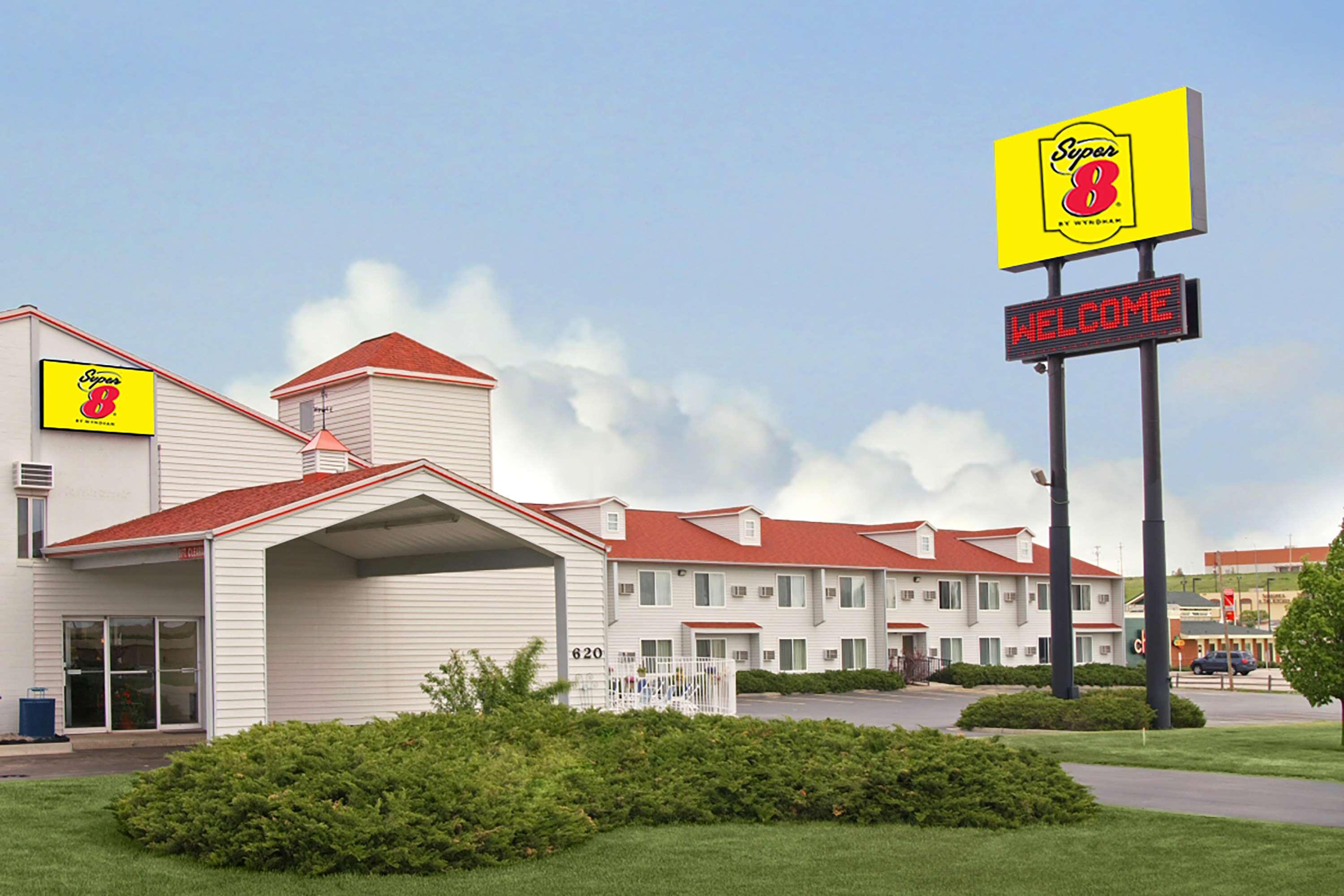 Vista Exterior Super 8 by Wyndham Rapid City