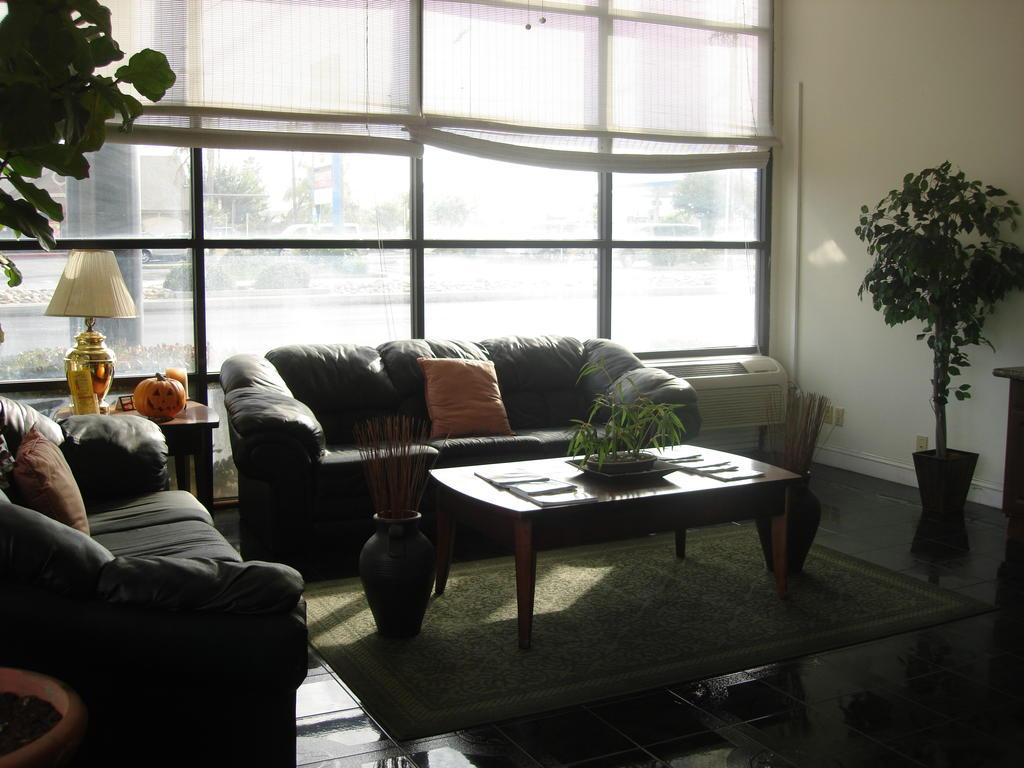 Vista Lobby Studio 6 Bakersfield, CA - South