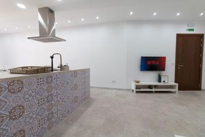 Alquiler Vacacional - Sandstone Apartment 19 Charming 2-bedroom apartment with AC, WiFi Wied il-Ghajn