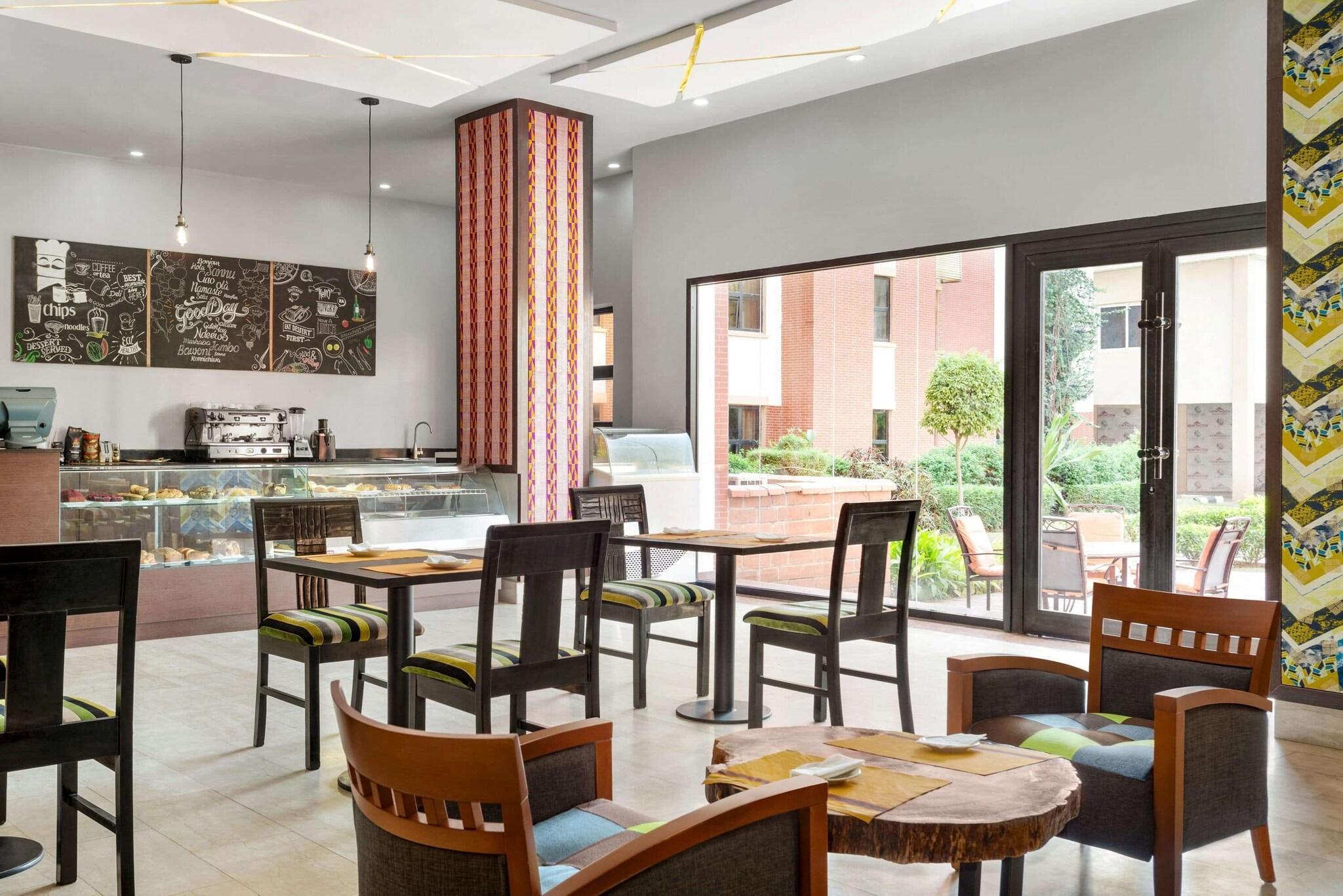 Bar/Salón Hawthorn Suites By Wyndham Abuja
