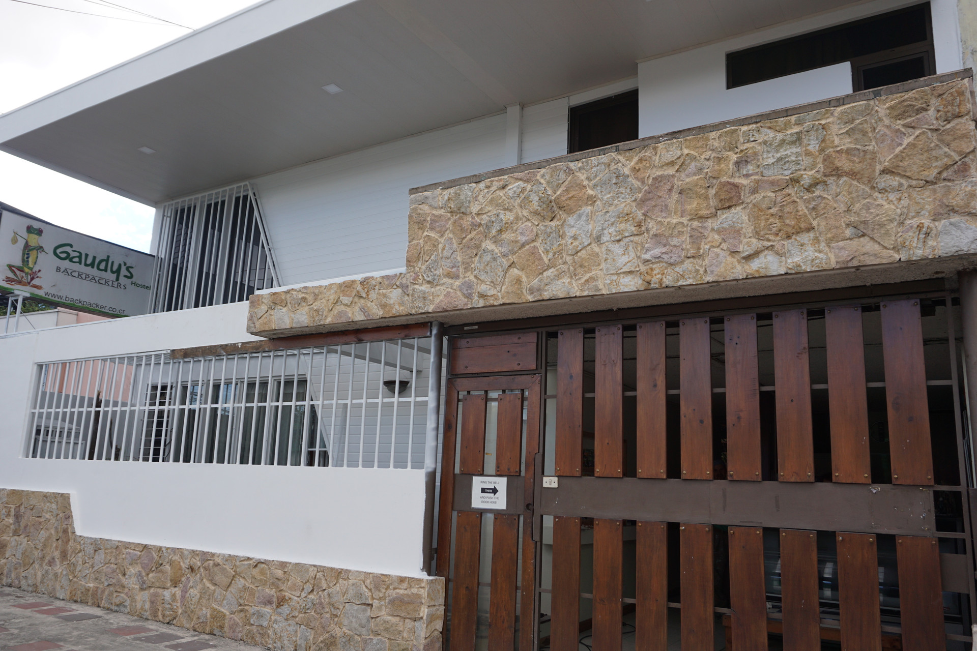 Vista Exterior Gaudys Backpacker
