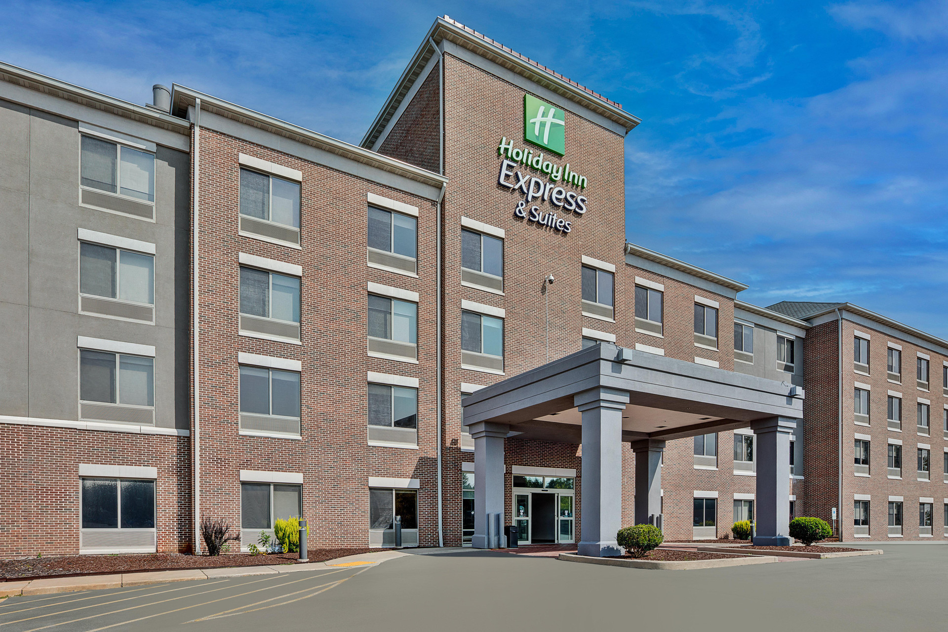 Vista Exterior Holiday Inn Express And Suites Milwaukee Nw Park Place by IHG