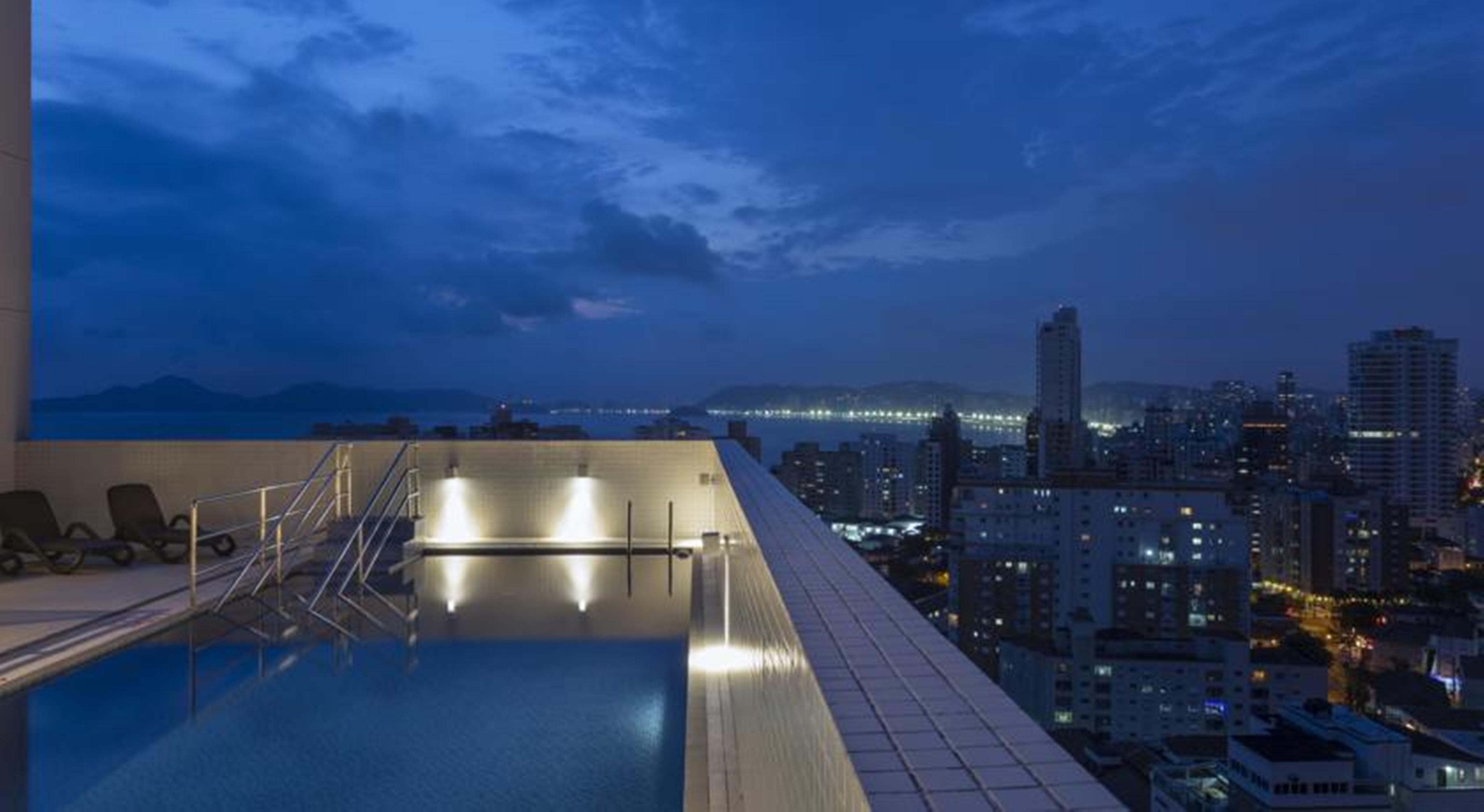 Vista da piscina Comfort Hotel Santos