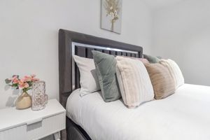 Alquiler Vacacional - Spacious 4-Bedroom Home in Vibrant East London!