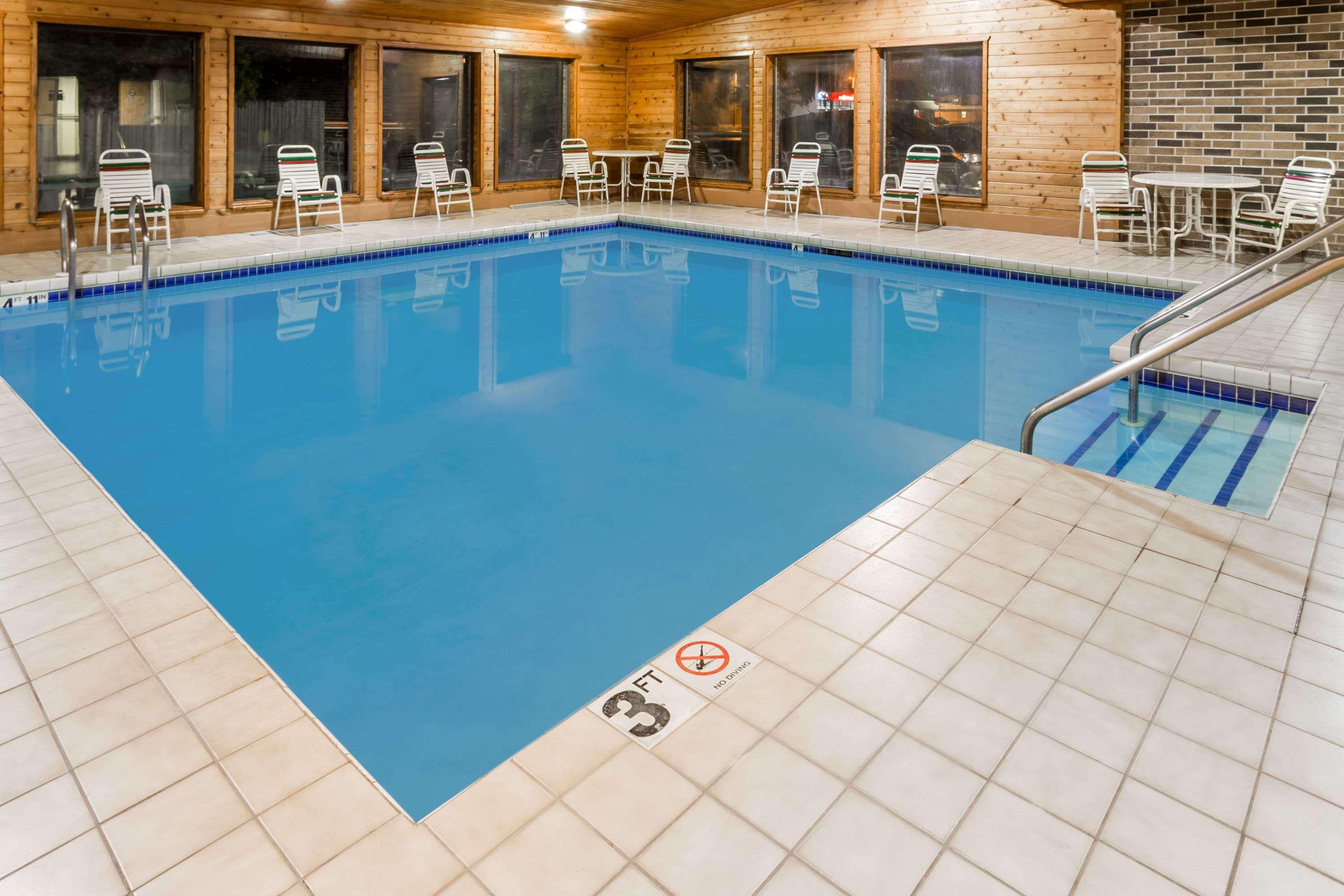 Vista Piscina Days Inn by Wyndham Stoughton WI.