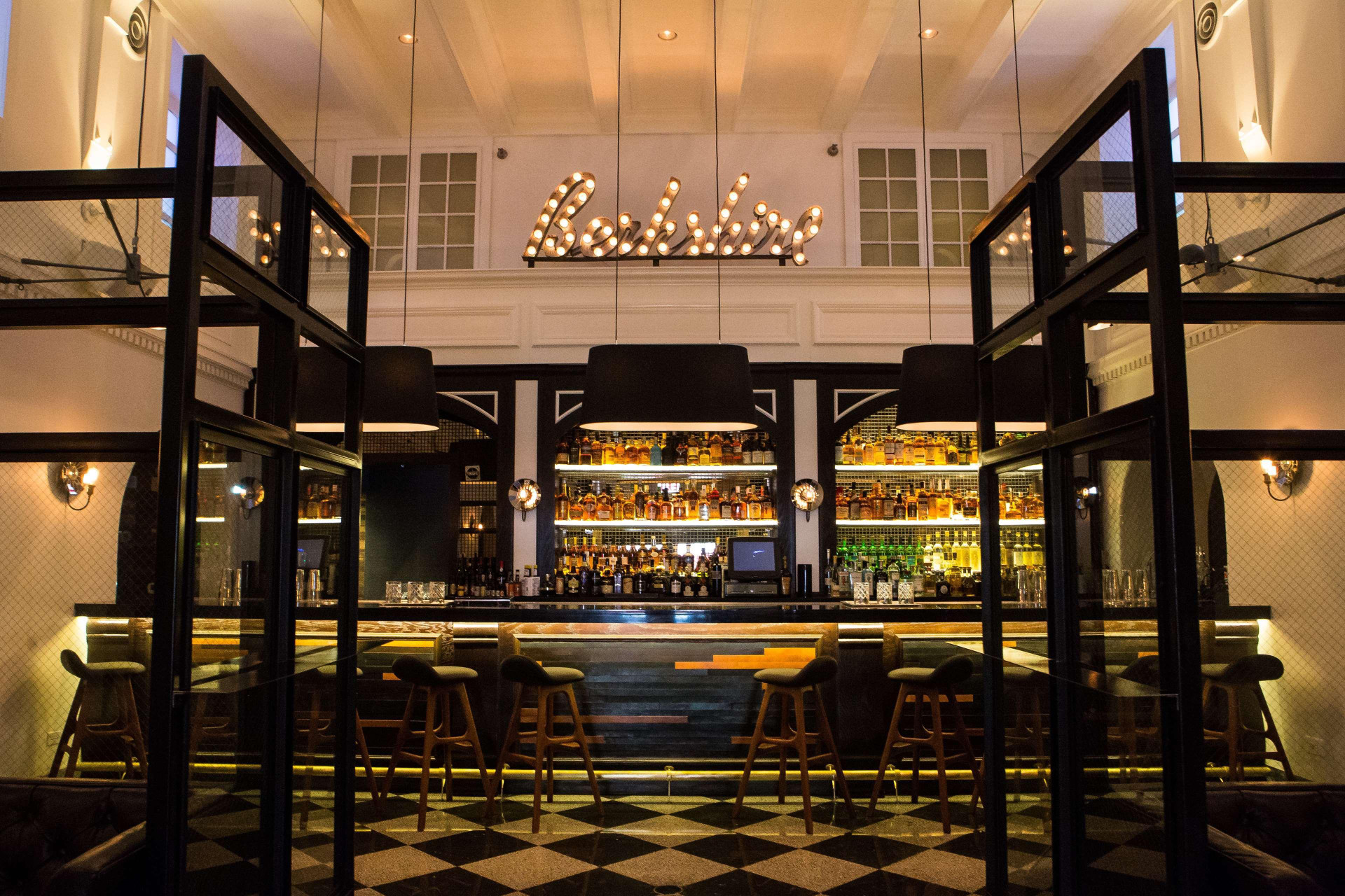 Bar/Salón ACME Hotel Company