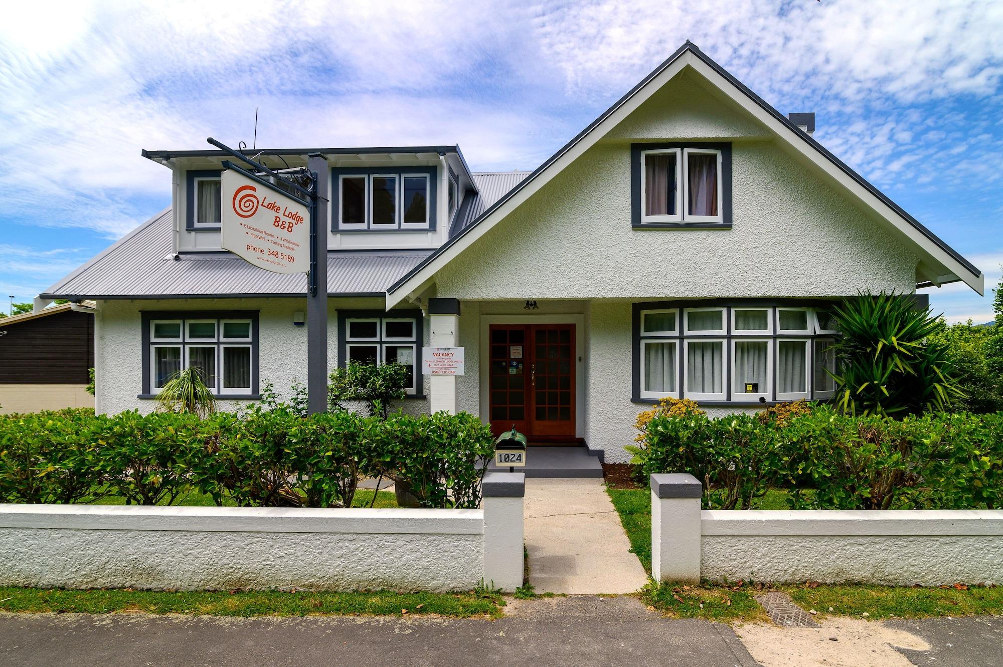 Vista Exterior Lake Lodge B&B Rotorua - Adults Only