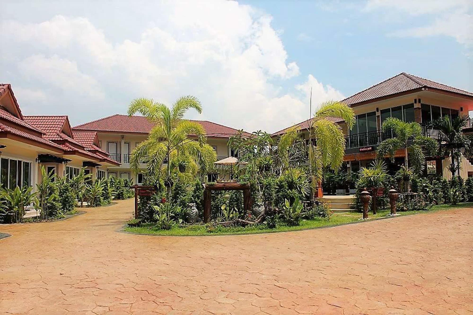 Vista Exterior Baan Sooksiri Bangsaray