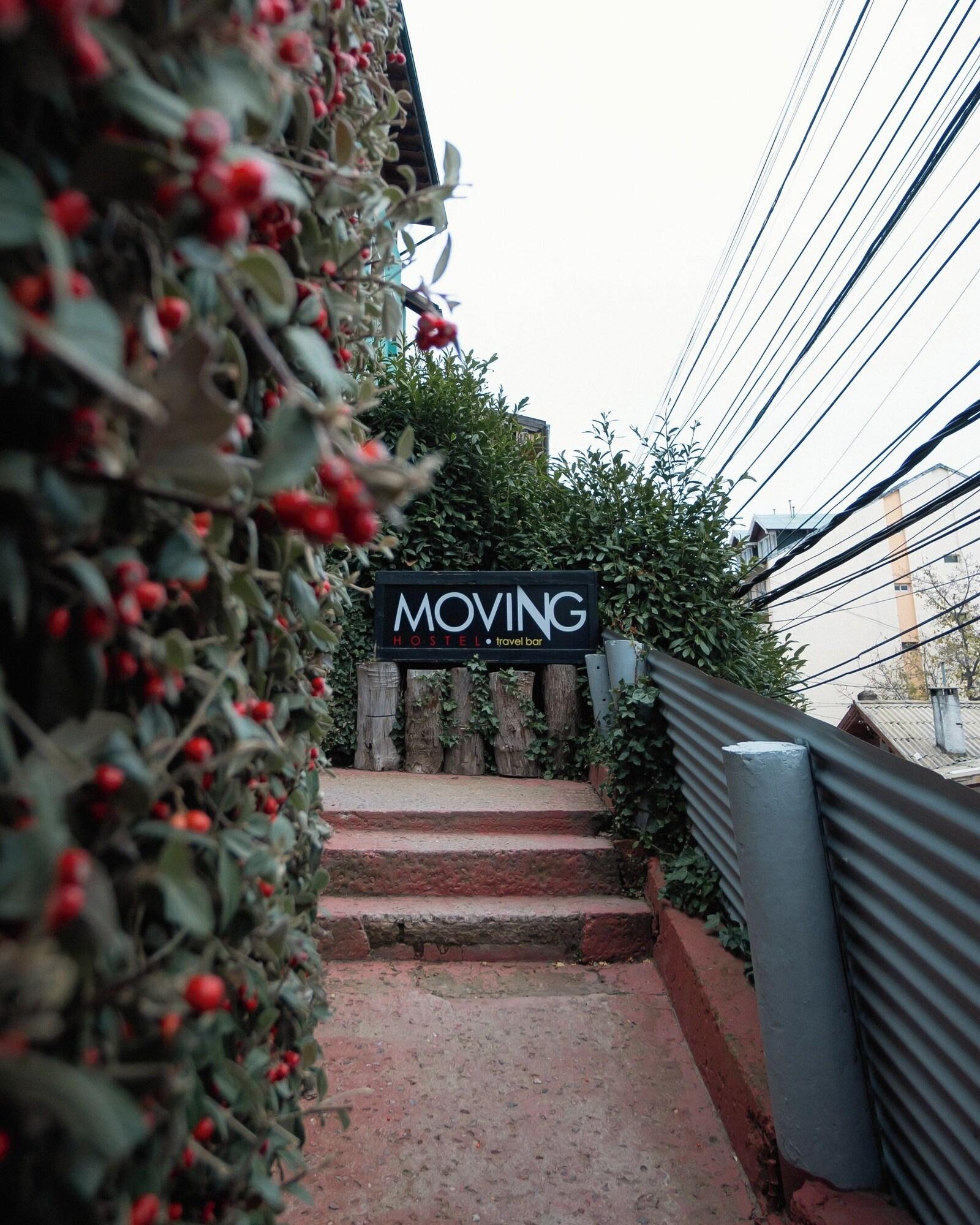 Vista Exterior Moving Hostel Travel Bar