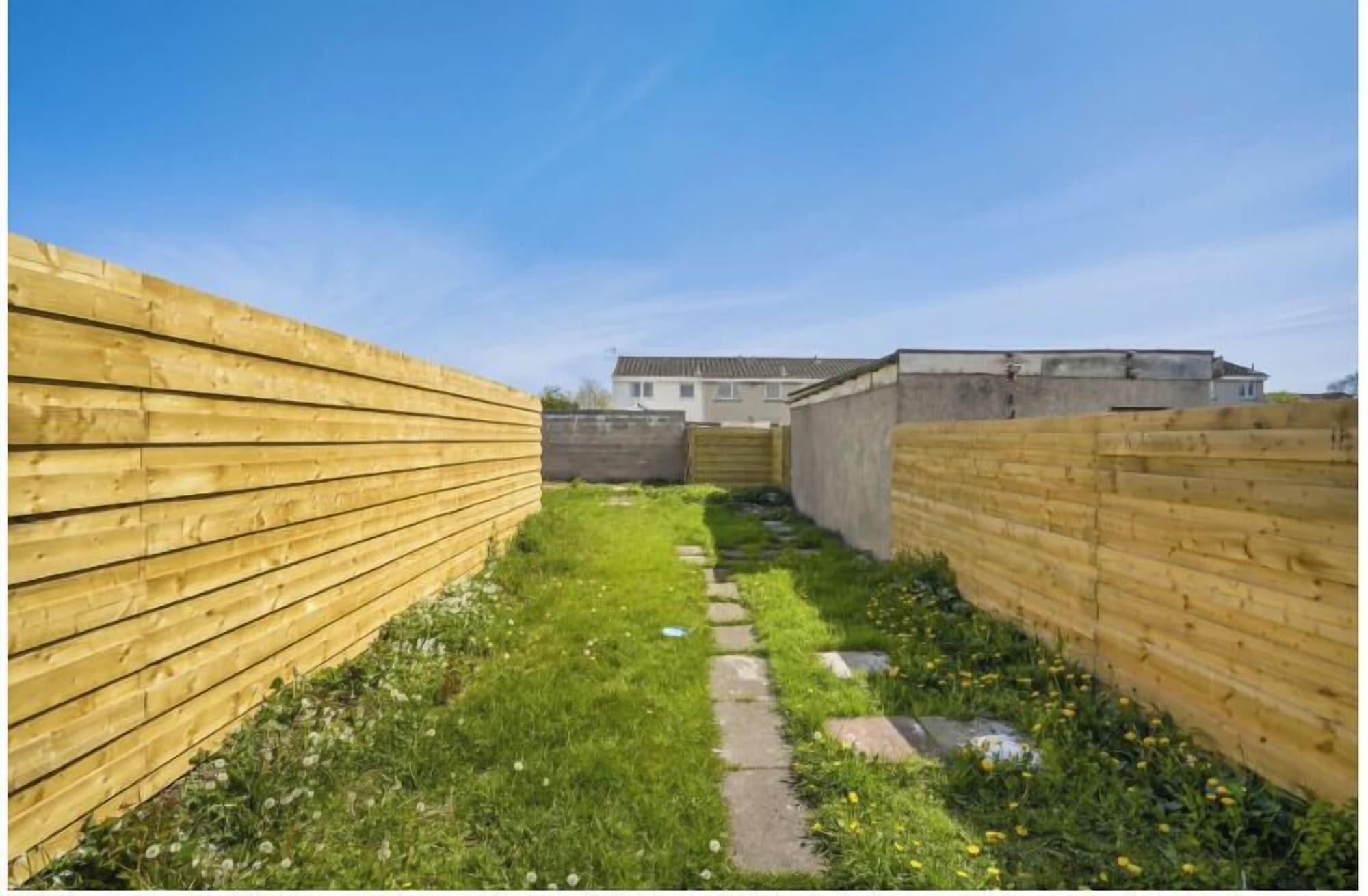 Vista Exterior 2-Bedroom Home with Parking and Garden