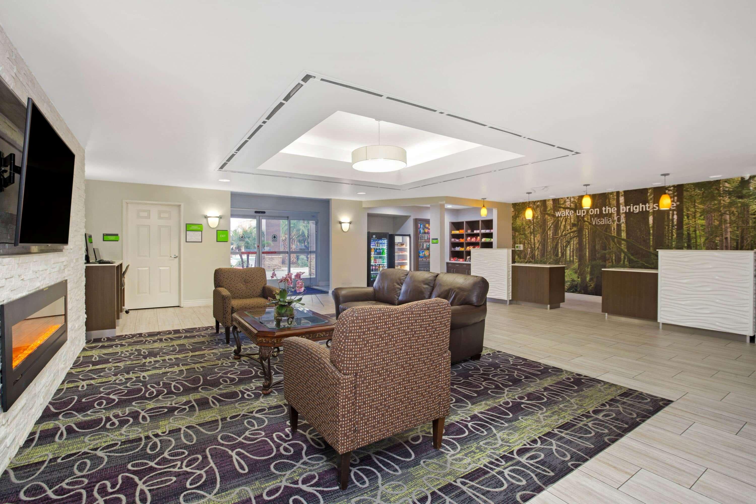 Vista Lobby La Quinta Inn & Suites by Wyndham Visalia/Sequoia Gateway