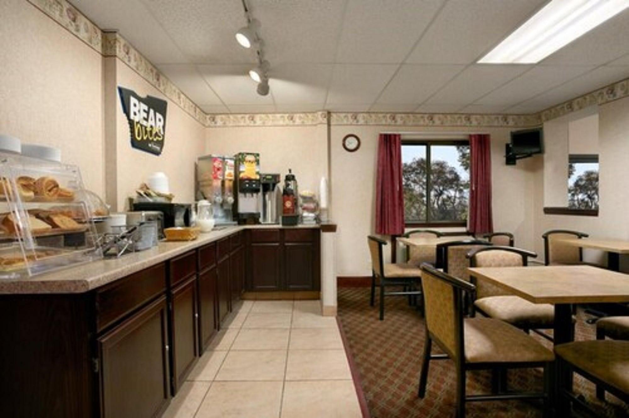 Restaurant Travelodge by Wyndham Cleveland Lakewood