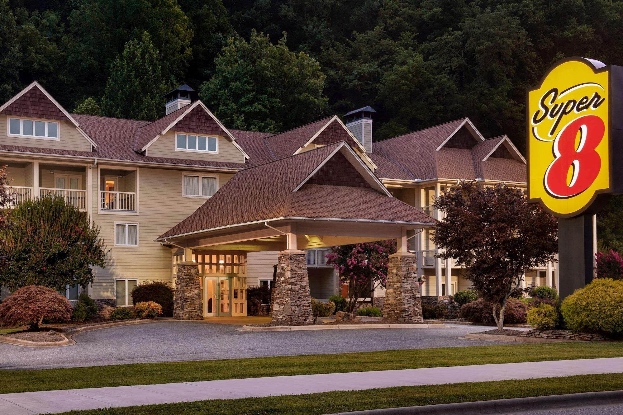 Vista Exterior Super 8 by Wyndham Cherokee