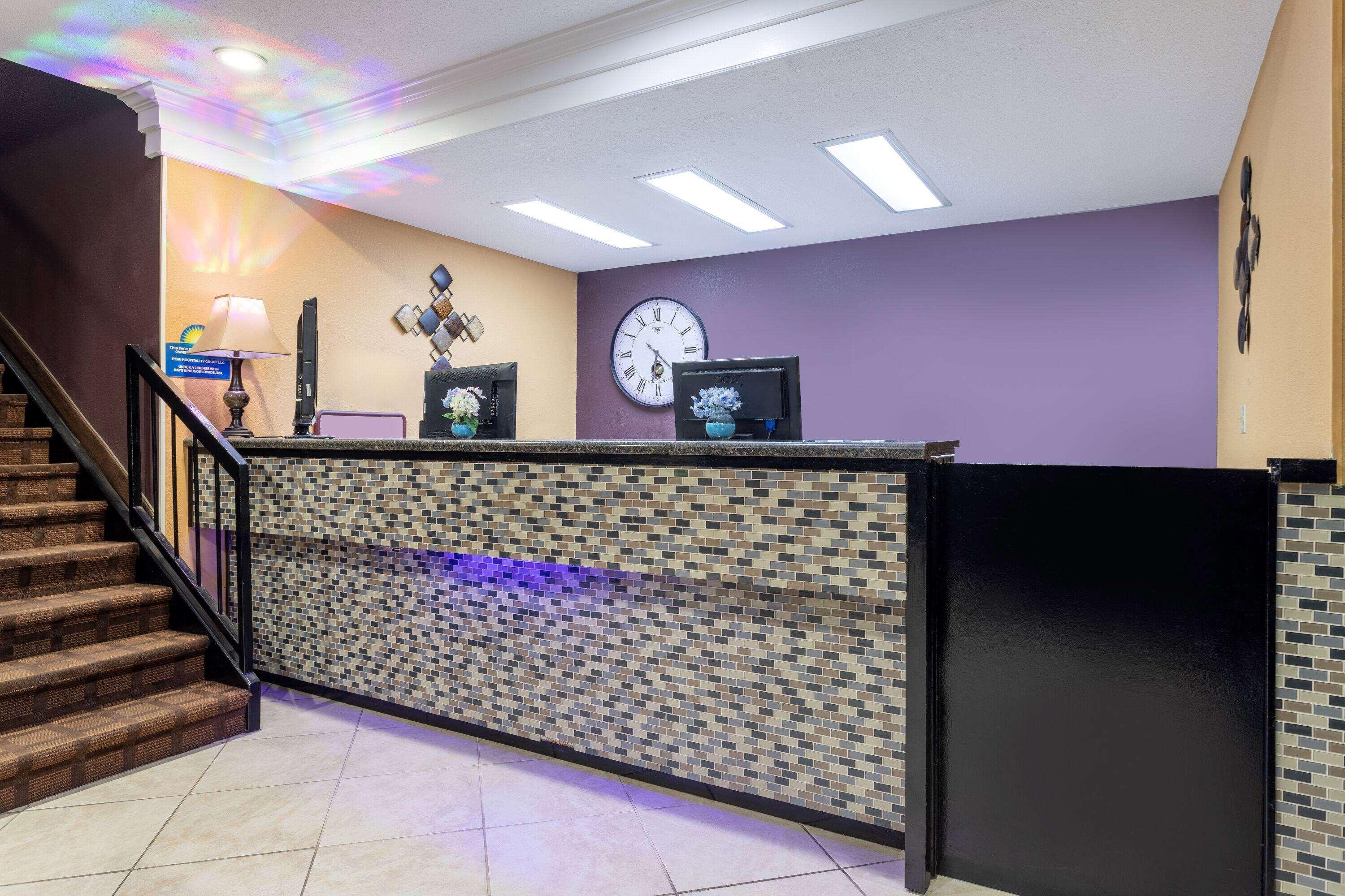 Vista Lobby Days Inn by Wyndham Anderson IN