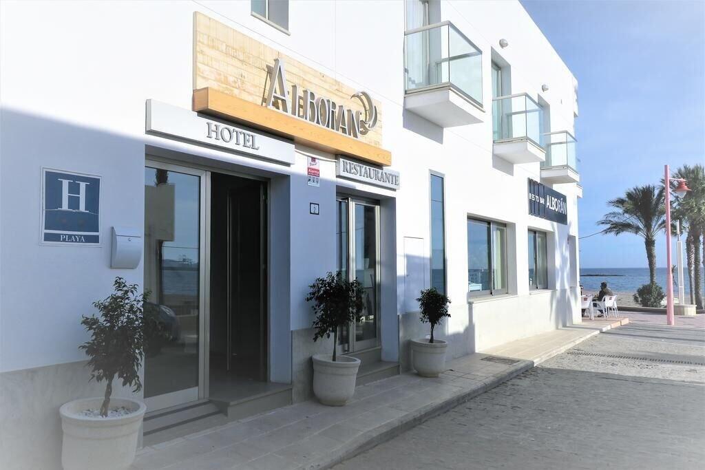 Vista Exterior Hotel Alboran