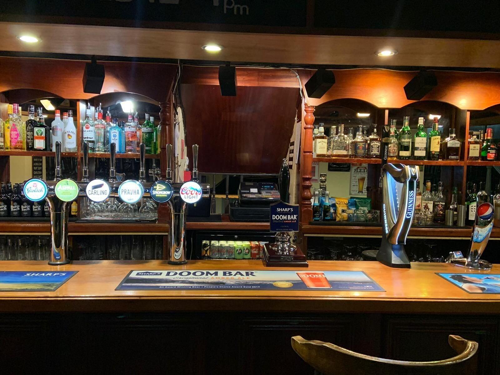Bar/Salón Halfway House