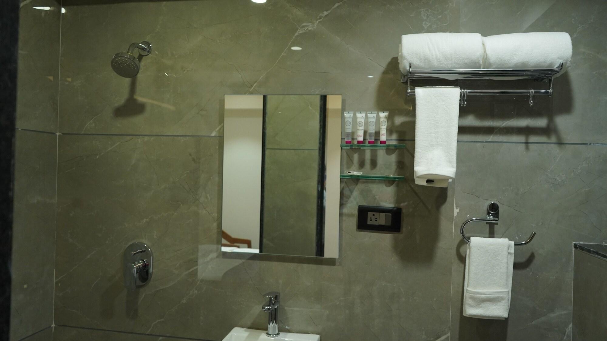 Equipamiento de Habitación Purple Beds by VITS Dwarkesh, Surat